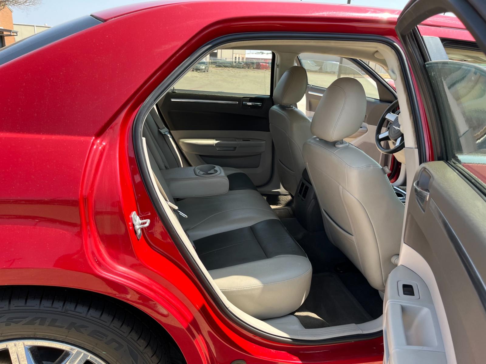 2008 red /TAN Chrysler 300 Touring (2C3LA53GX8H) with an 3.5L V6 DOHC 24V engine, 4-Speed Automatic Overdrive transmission, located at 14700 Tomball Parkway 249, Houston, TX, 77086, (281) 444-2200, 29.928619, -95.504074 - Photo #12