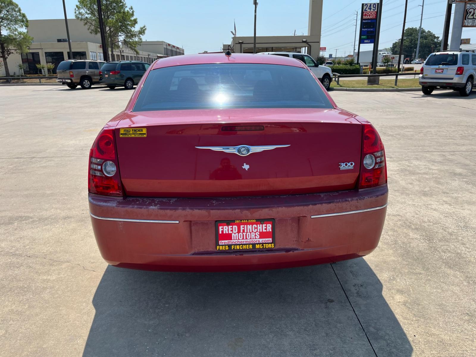 2008 red /TAN Chrysler 300 Touring (2C3LA53GX8H) with an 3.5L V6 DOHC 24V engine, 4-Speed Automatic Overdrive transmission, located at 14700 Tomball Parkway 249, Houston, TX, 77086, (281) 444-2200, 29.928619, -95.504074 - Photo #5