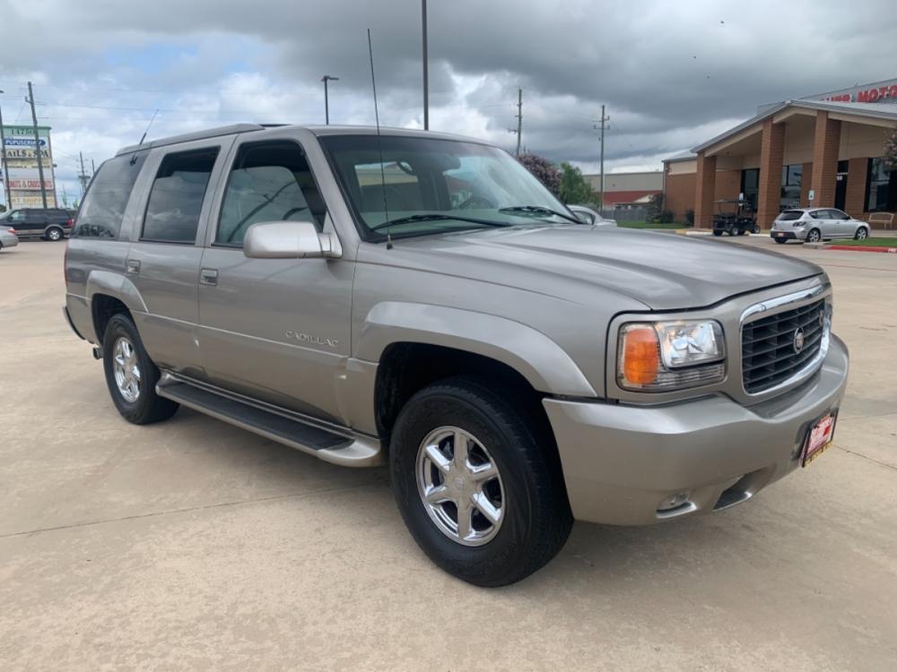 2000 gold /tan Cadillac Escalade 4WD (1GYEK13R8YR) with an 5.7L V8 OHV 16V engine, 4-Speed Automatic Overdrive transmission, located at 14700 Tomball Parkway 249, Houston, TX, 77086, (281) 444-2200, 29.928619, -95.504074 - Photo #0