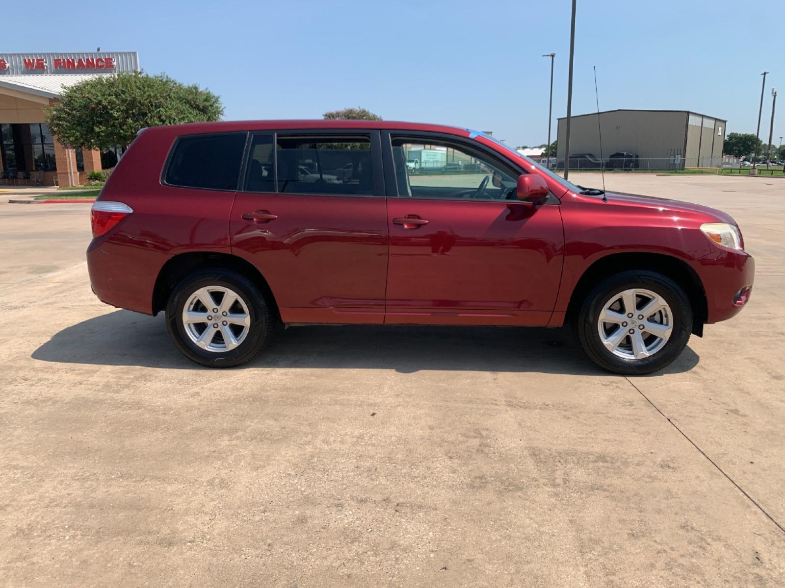 2008 red Toyota Highlander Base 2WD (JTEDS41AX82) with an 3.5L V6 DOHC 24V engine, 5-Speed Automatic Overdrive transmission, located at 14700 Tomball Parkway 249, Houston, TX, 77086, (281) 444-2200, 29.928619, -95.504074 - Photo #7