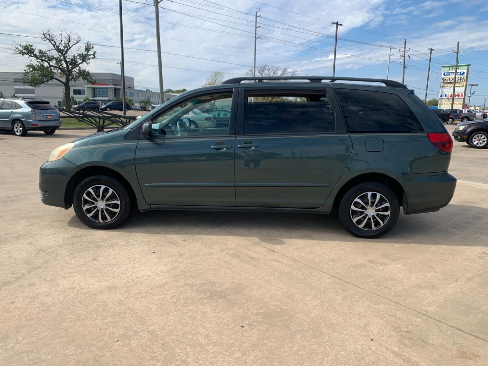 2005 GREEN Toyota Sienna LE - 7 Passenger Seating (5TDZA23C45S) with an 3.3L V6 DOHC 24V engine, 5-Speed Automatic Overdrive transmission, located at 14700 Tomball Parkway 249, Houston, TX, 77086, (281) 444-2200, 29.928619, -95.504074 - Photo #3