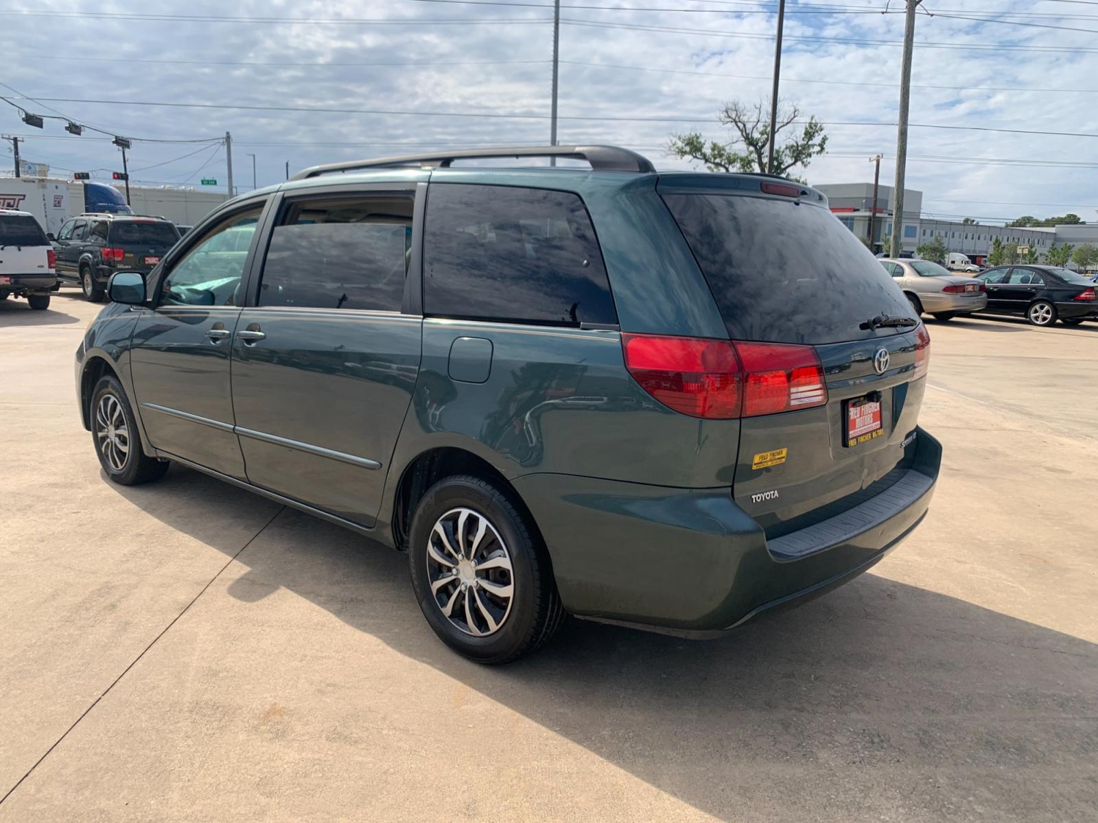 2005 GREEN Toyota Sienna LE - 7 Passenger Seating (5TDZA23C45S) with an 3.3L V6 DOHC 24V engine, 5-Speed Automatic Overdrive transmission, located at 14700 Tomball Parkway 249, Houston, TX, 77086, (281) 444-2200, 29.928619, -95.504074 - Photo #4