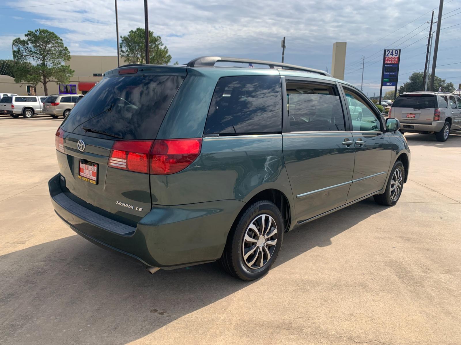 2005 GREEN Toyota Sienna LE - 7 Passenger Seating (5TDZA23C45S) with an 3.3L V6 DOHC 24V engine, 5-Speed Automatic Overdrive transmission, located at 14700 Tomball Parkway 249, Houston, TX, 77086, (281) 444-2200, 29.928619, -95.504074 - Photo #6