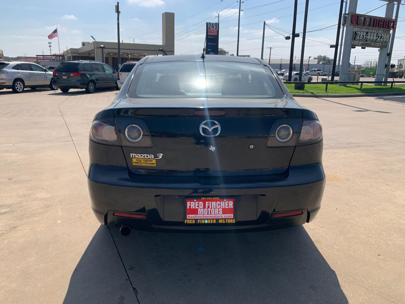 2008 Black /black Mazda MAZDA3 i Sport 4-Door (JM1BK32FX81) with an 2.0L L4 DOHC 16V engine, Automatic transmission, located at 14700 Tomball Parkway 249, Houston, TX, 77086, (281) 444-2200, 29.928619, -95.504074 - Photo #5