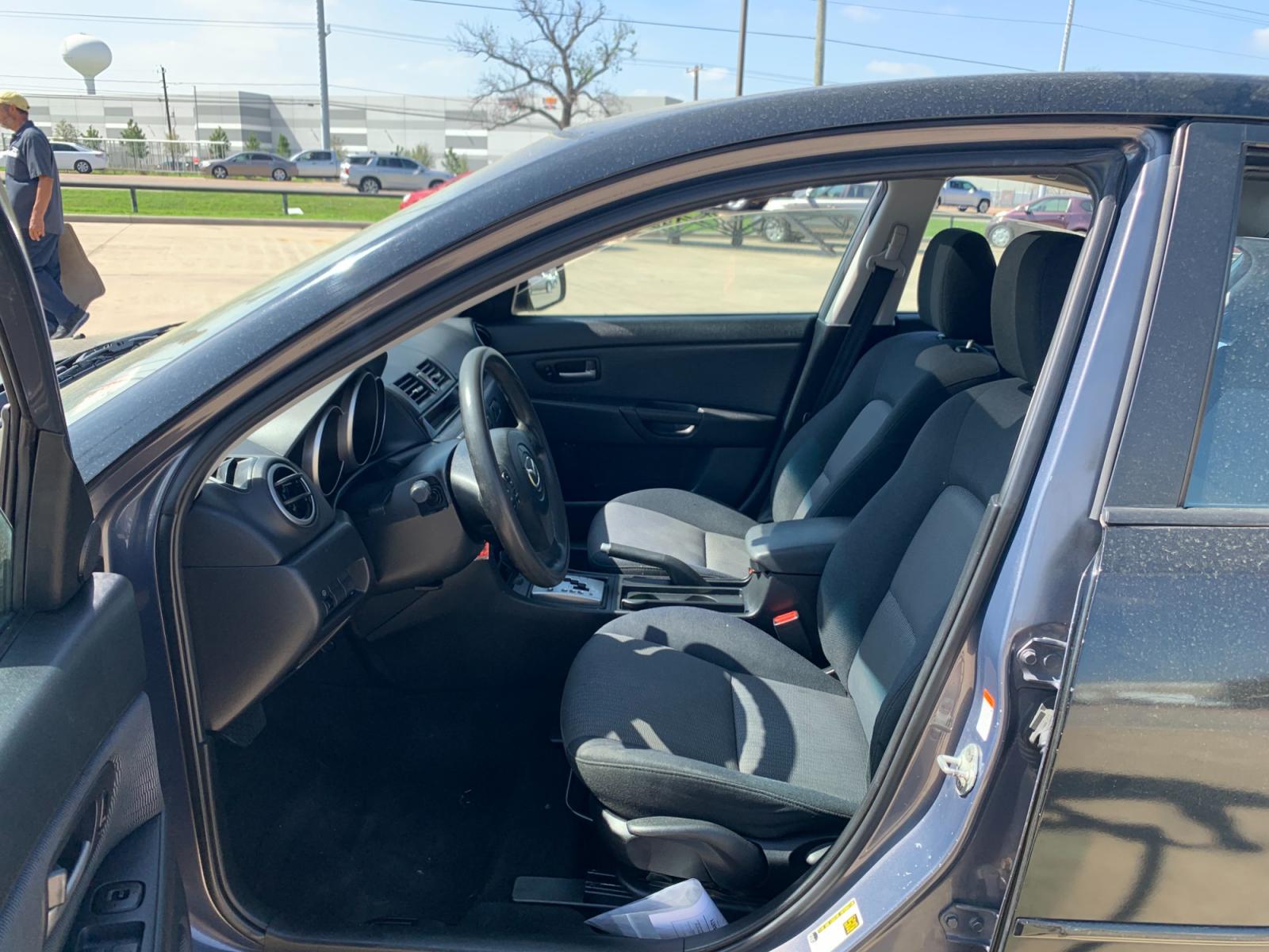 2008 Black /black Mazda MAZDA3 i Sport 4-Door (JM1BK32FX81) with an 2.0L L4 DOHC 16V engine, Automatic transmission, located at 14700 Tomball Parkway 249, Houston, TX, 77086, (281) 444-2200, 29.928619, -95.504074 - Photo #8