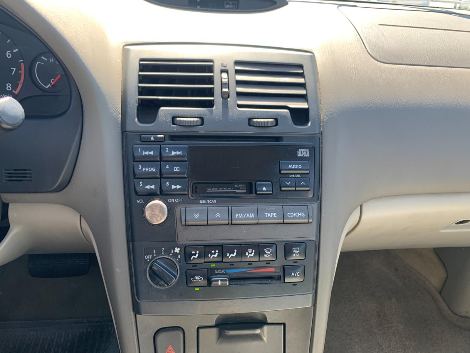 2001 GRAY Nissan Maxima GLE (JN1CA31D41T) with an 3.0L V6 DOHC 24V engine, 4-Speed Automatic Overdrive transmission, located at 14700 Tomball Parkway 249, Houston, TX, 77086, (281) 444-2200, 29.928619, -95.504074 - Photo #14