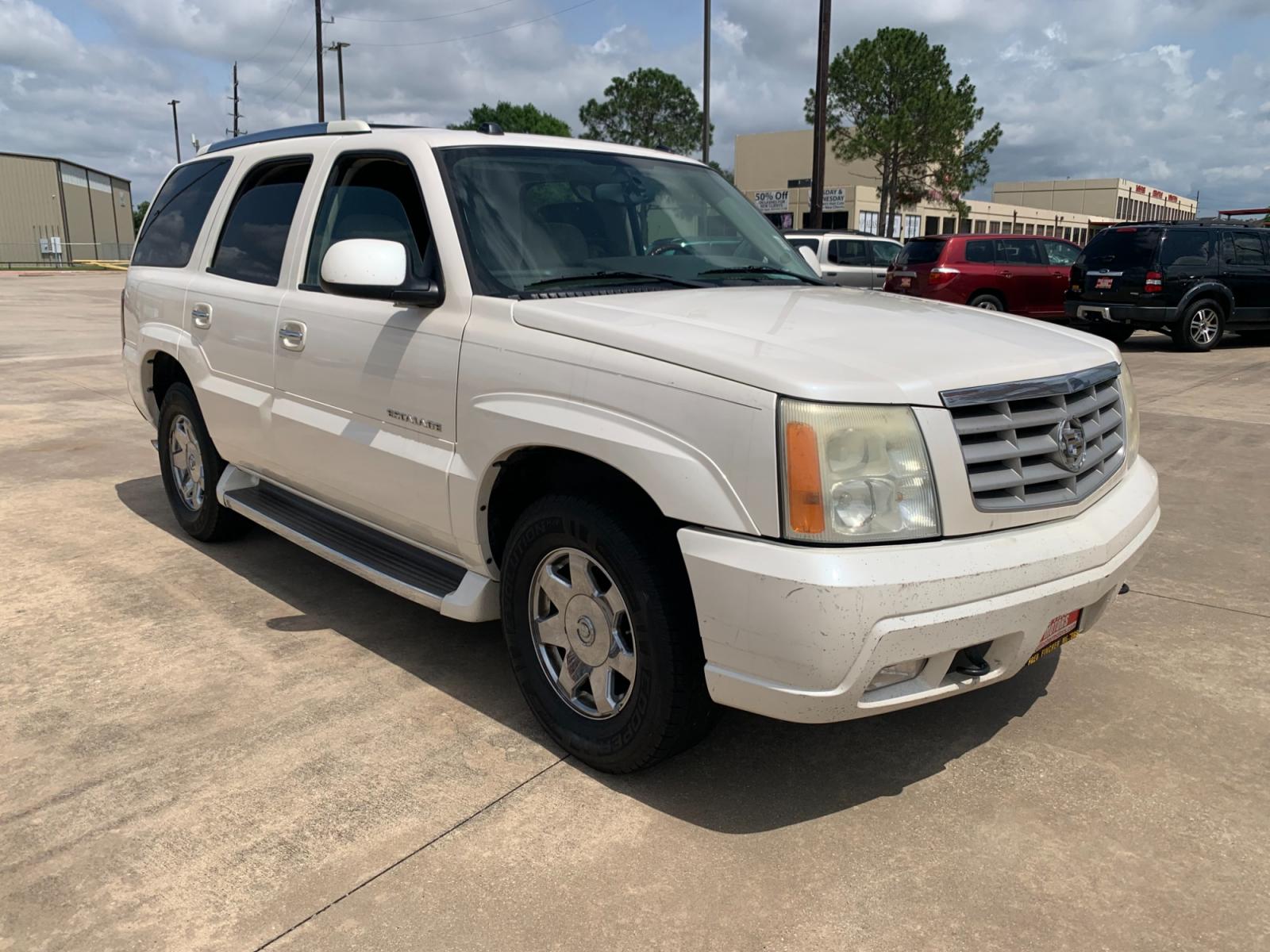 2005 white Cadillac Escalade 2WD (1GYEC63T95R) with an 5.3L V8 OHV 16V engine, 4-Speed Automatic Overdrive transmission, located at 14700 Tomball Parkway 249, Houston, TX, 77086, (281) 444-2200, 29.928619, -95.504074 - Photo #0