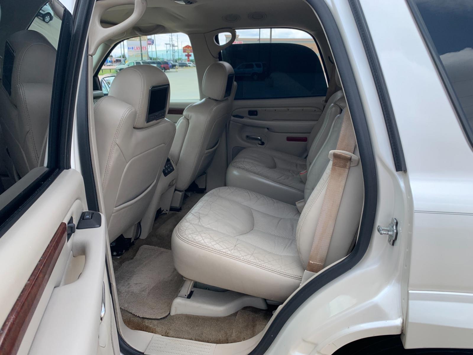 2005 white Cadillac Escalade 2WD (1GYEC63T95R) with an 5.3L V8 OHV 16V engine, 4-Speed Automatic Overdrive transmission, located at 14700 Tomball Parkway 249, Houston, TX, 77086, (281) 444-2200, 29.928619, -95.504074 - Photo #9