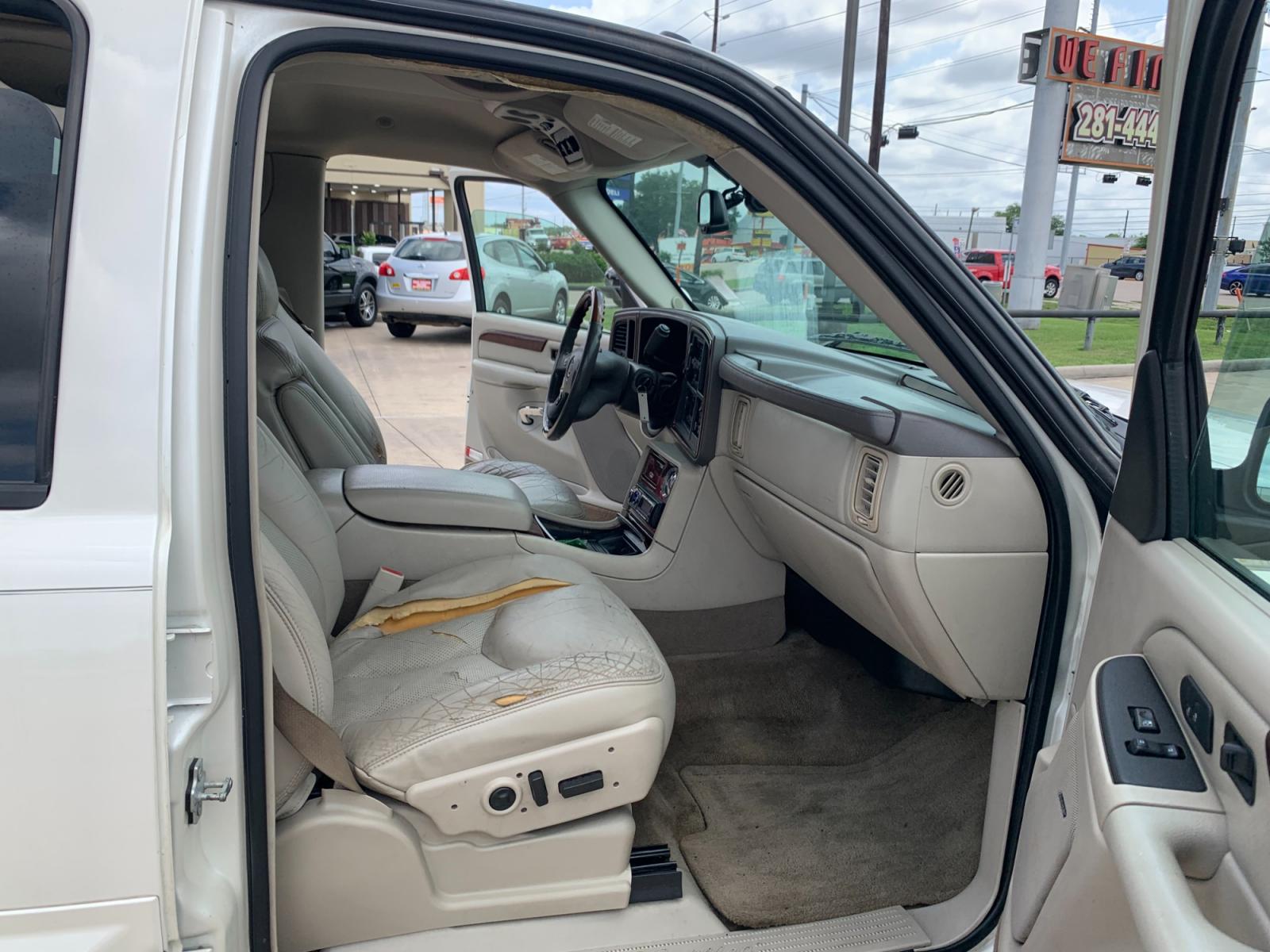 2005 white Cadillac Escalade 2WD (1GYEC63T95R) with an 5.3L V8 OHV 16V engine, 4-Speed Automatic Overdrive transmission, located at 14700 Tomball Parkway 249, Houston, TX, 77086, (281) 444-2200, 29.928619, -95.504074 - Photo #11