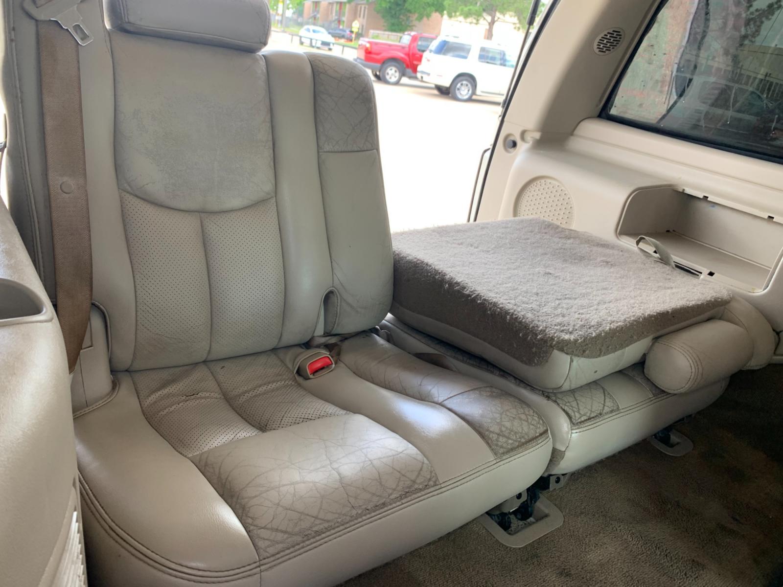 2005 white Cadillac Escalade 2WD (1GYEC63T95R) with an 5.3L V8 OHV 16V engine, 4-Speed Automatic Overdrive transmission, located at 14700 Tomball Parkway 249, Houston, TX, 77086, (281) 444-2200, 29.928619, -95.504074 - Photo #13