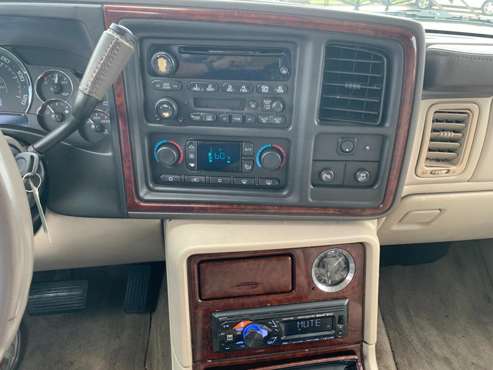 2005 white Cadillac Escalade 2WD (1GYEC63T95R) with an 5.3L V8 OHV 16V engine, 4-Speed Automatic Overdrive transmission, located at 14700 Tomball Parkway 249, Houston, TX, 77086, (281) 444-2200, 29.928619, -95.504074 - Photo #15