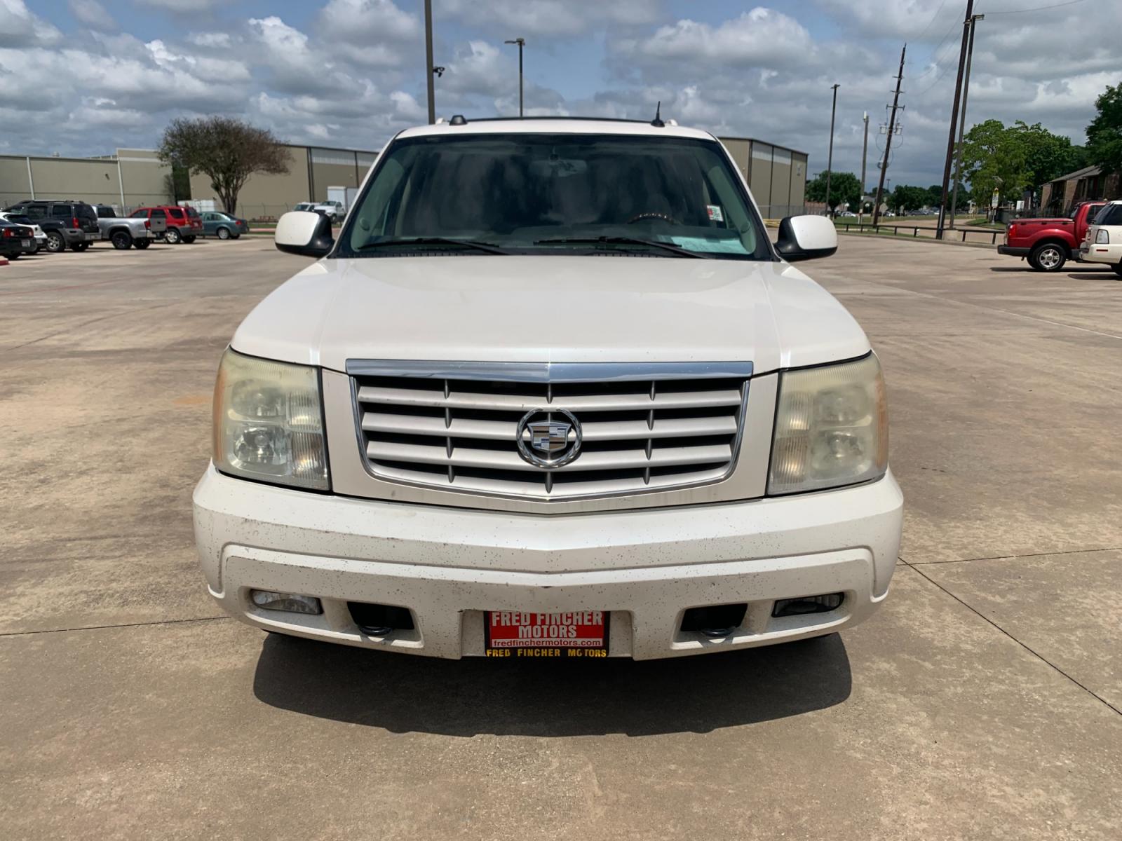 2005 white Cadillac Escalade 2WD (1GYEC63T95R) with an 5.3L V8 OHV 16V engine, 4-Speed Automatic Overdrive transmission, located at 14700 Tomball Parkway 249, Houston, TX, 77086, (281) 444-2200, 29.928619, -95.504074 - Photo #1