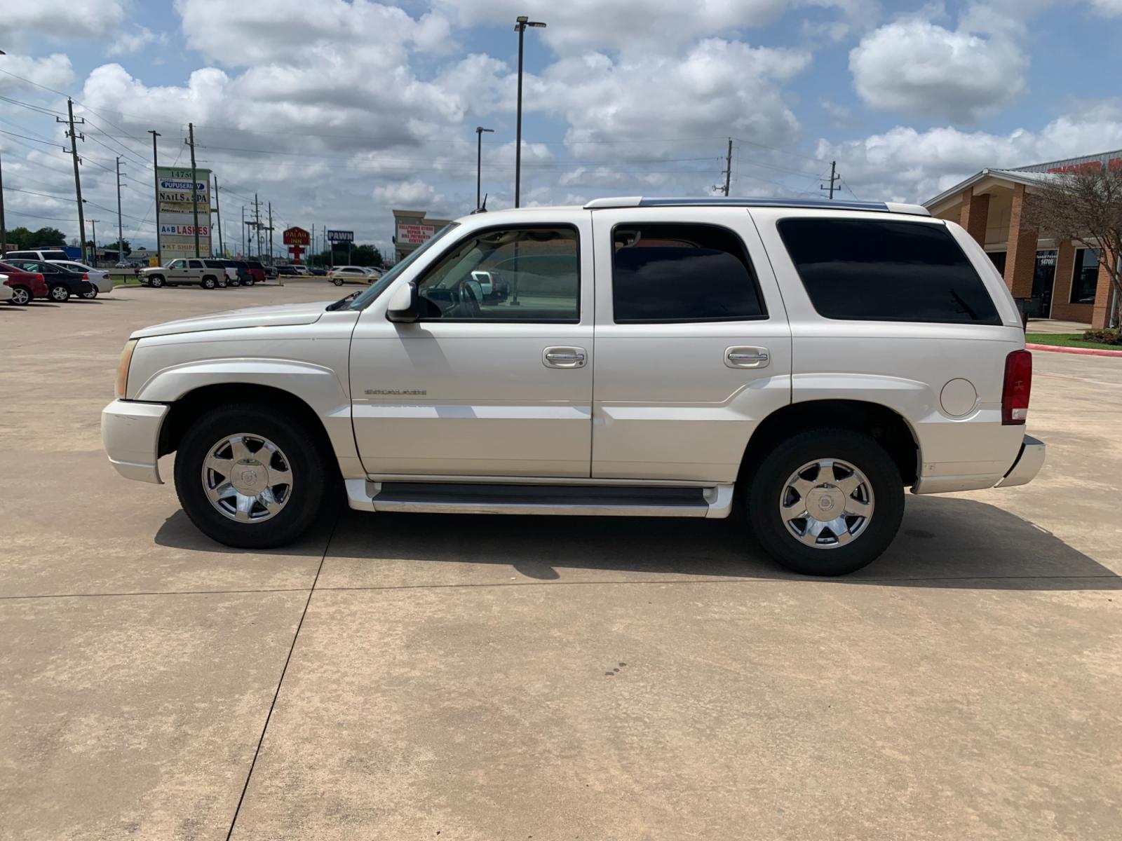 2005 white Cadillac Escalade 2WD (1GYEC63T95R) with an 5.3L V8 OHV 16V engine, 4-Speed Automatic Overdrive transmission, located at 14700 Tomball Parkway 249, Houston, TX, 77086, (281) 444-2200, 29.928619, -95.504074 - Photo #3