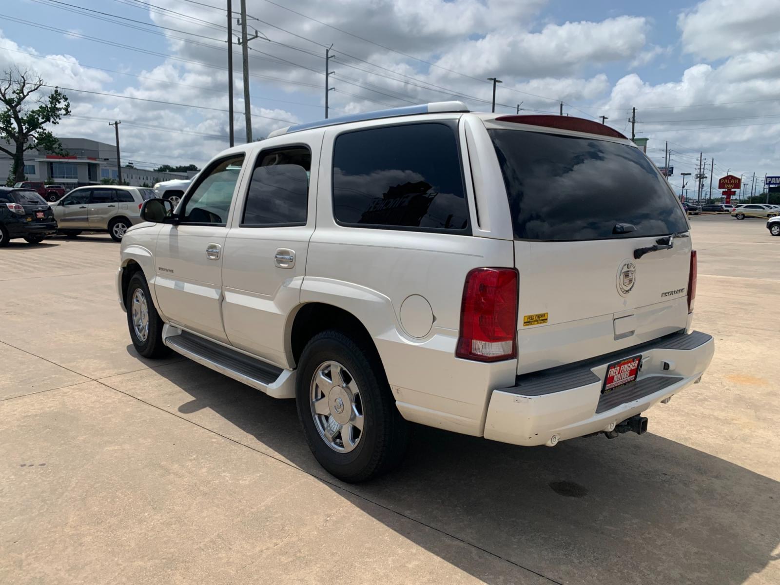 2005 white Cadillac Escalade 2WD (1GYEC63T95R) with an 5.3L V8 OHV 16V engine, 4-Speed Automatic Overdrive transmission, located at 14700 Tomball Parkway 249, Houston, TX, 77086, (281) 444-2200, 29.928619, -95.504074 - Photo #4