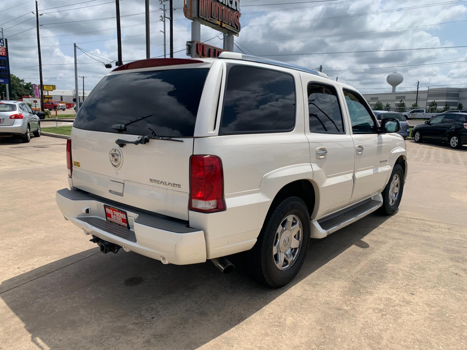 2005 white Cadillac Escalade 2WD (1GYEC63T95R) with an 5.3L V8 OHV 16V engine, 4-Speed Automatic Overdrive transmission, located at 14700 Tomball Parkway 249, Houston, TX, 77086, (281) 444-2200, 29.928619, -95.504074 - Photo #6