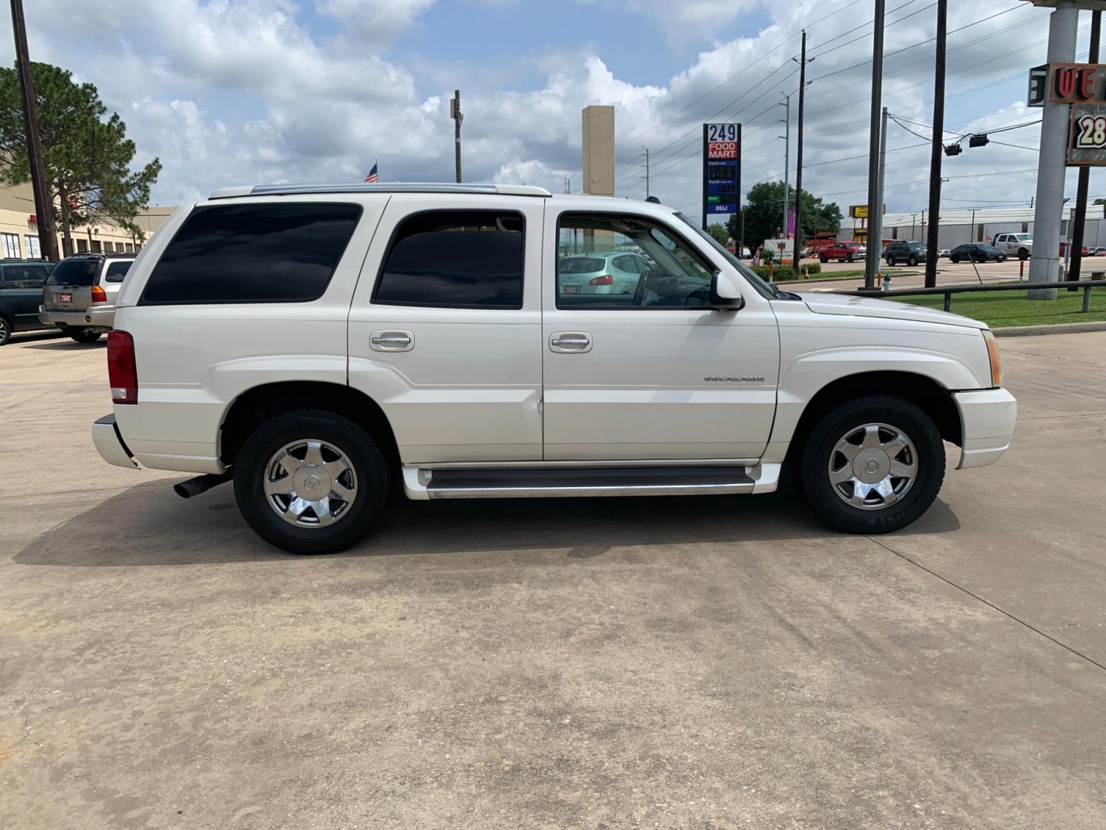 2005 white Cadillac Escalade 2WD (1GYEC63T95R) with an 5.3L V8 OHV 16V engine, 4-Speed Automatic Overdrive transmission, located at 14700 Tomball Parkway 249, Houston, TX, 77086, (281) 444-2200, 29.928619, -95.504074 - Photo #7