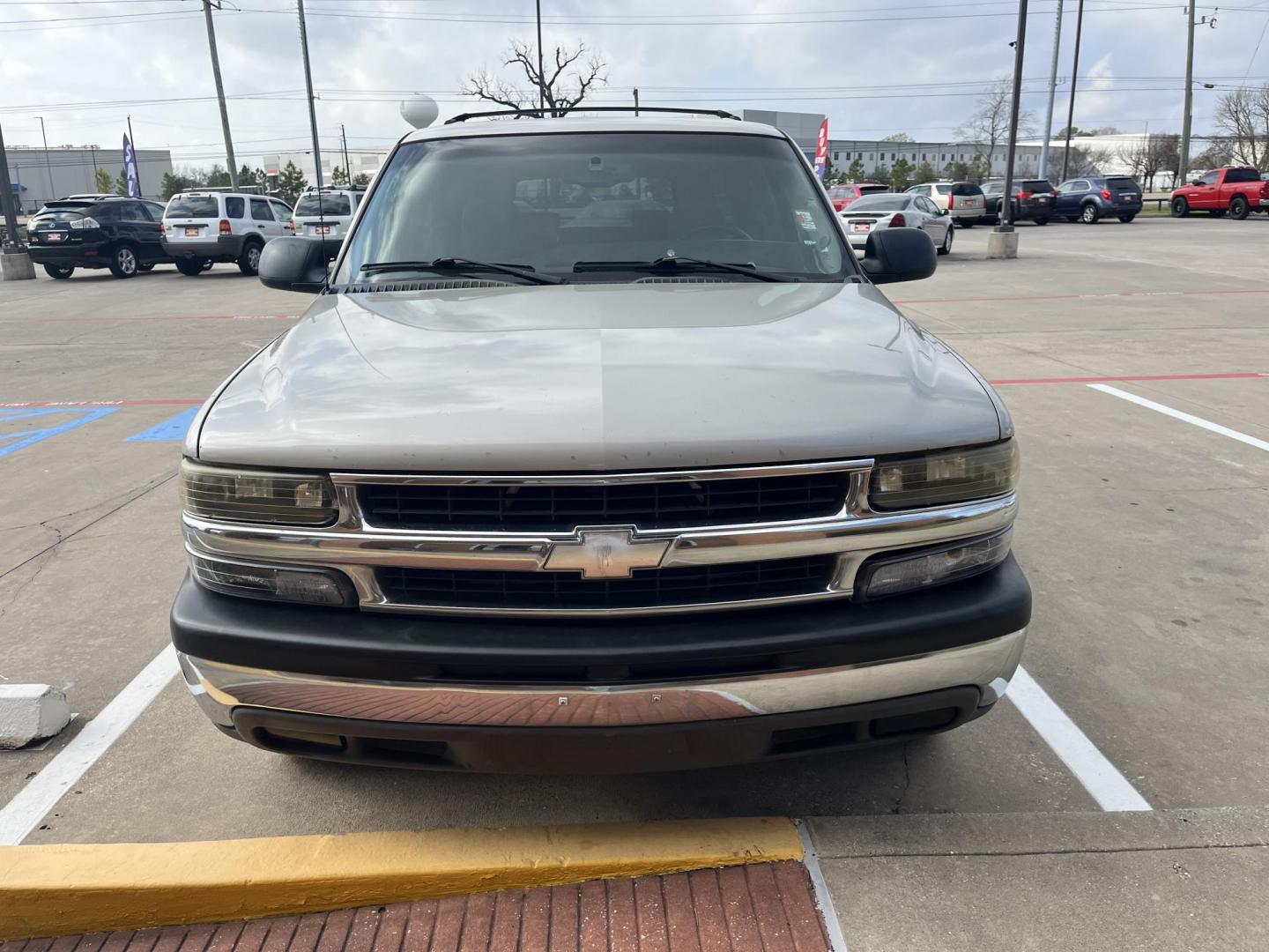 2004 SILVER /gray Chevrolet Suburban 1500 2WD (3GNEC16Z04G) with an 5.3L V8 OHV 16V FFV engine, 4-Speed Automatic Overdrive transmission, located at 14700 Tomball Parkway 249, Houston, TX, 77086, (281) 444-2200, 29.928619, -95.504074 - Photo#1