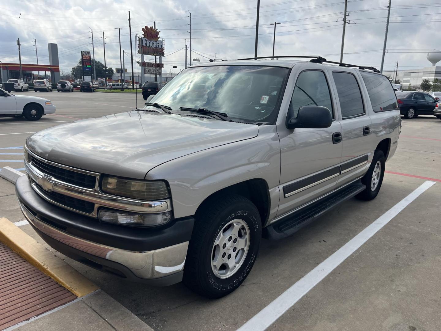 2004 SILVER /gray Chevrolet Suburban 1500 2WD (3GNEC16Z04G) with an 5.3L V8 OHV 16V FFV engine, 4-Speed Automatic Overdrive transmission, located at 14700 Tomball Parkway 249, Houston, TX, 77086, (281) 444-2200, 29.928619, -95.504074 - Photo#2
