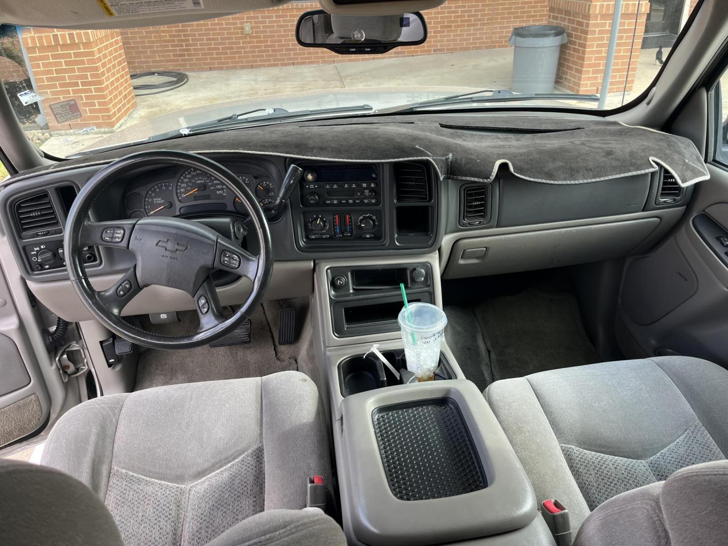 2004 SILVER /gray Chevrolet Suburban 1500 2WD (3GNEC16Z04G) with an 5.3L V8 OHV 16V FFV engine, 4-Speed Automatic Overdrive transmission, located at 14700 Tomball Parkway 249, Houston, TX, 77086, (281) 444-2200, 29.928619, -95.504074 - Photo#10