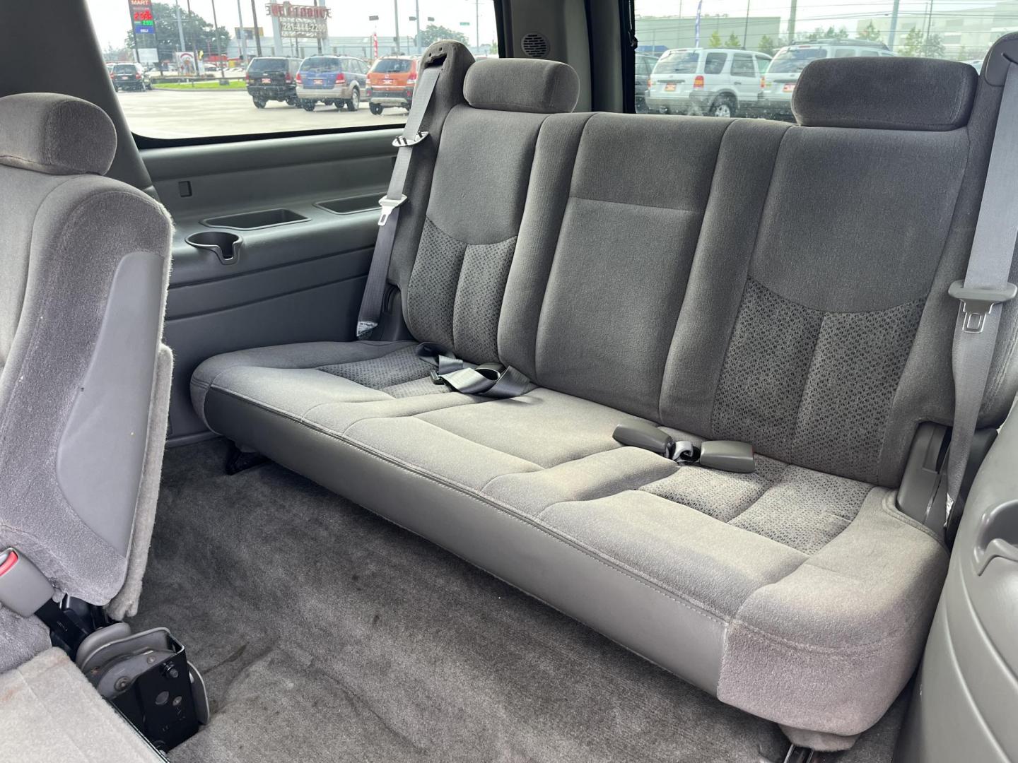 2004 SILVER /gray Chevrolet Suburban 1500 2WD (3GNEC16Z04G) with an 5.3L V8 OHV 16V FFV engine, 4-Speed Automatic Overdrive transmission, located at 14700 Tomball Parkway 249, Houston, TX, 77086, (281) 444-2200, 29.928619, -95.504074 - Photo#11