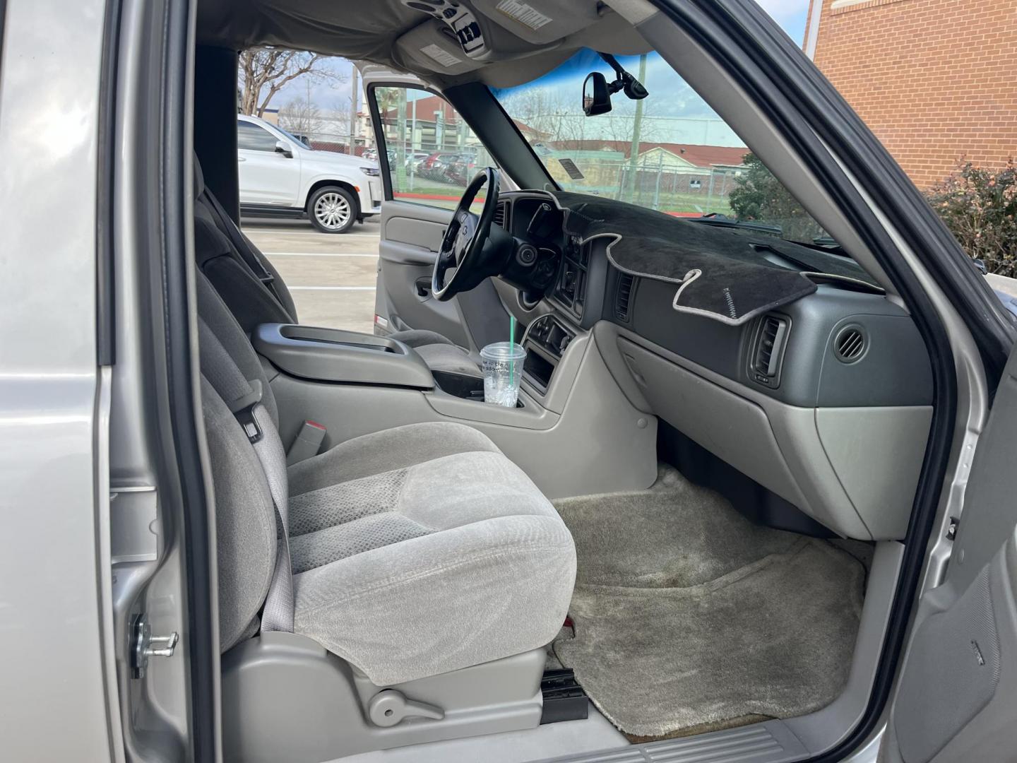 2004 SILVER /gray Chevrolet Suburban 1500 2WD (3GNEC16Z04G) with an 5.3L V8 OHV 16V FFV engine, 4-Speed Automatic Overdrive transmission, located at 14700 Tomball Parkway 249, Houston, TX, 77086, (281) 444-2200, 29.928619, -95.504074 - Photo#12