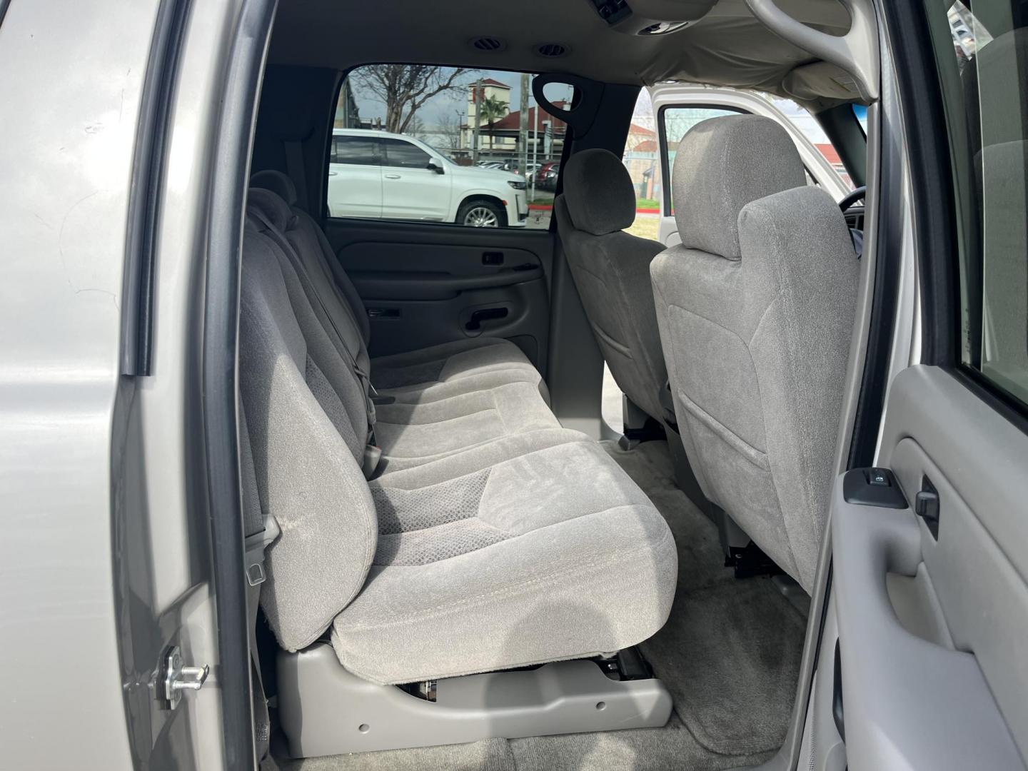 2004 SILVER /gray Chevrolet Suburban 1500 2WD (3GNEC16Z04G) with an 5.3L V8 OHV 16V FFV engine, 4-Speed Automatic Overdrive transmission, located at 14700 Tomball Parkway 249, Houston, TX, 77086, (281) 444-2200, 29.928619, -95.504074 - Photo#13