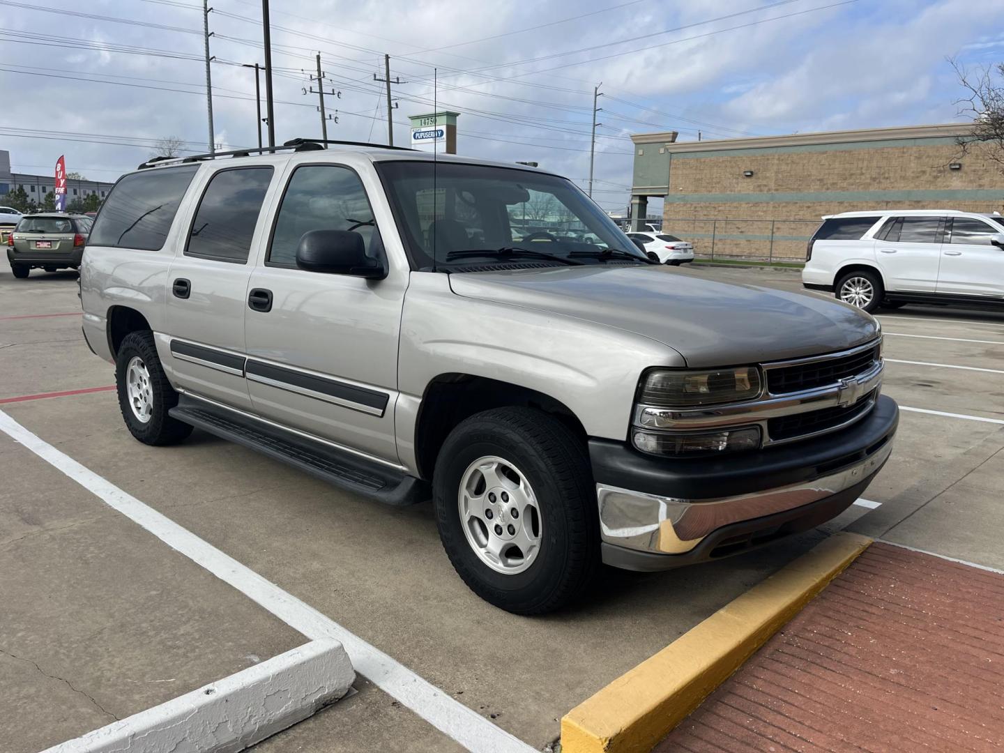 2004 SILVER /gray Chevrolet Suburban 1500 2WD (3GNEC16Z04G) with an 5.3L V8 OHV 16V FFV engine, 4-Speed Automatic Overdrive transmission, located at 14700 Tomball Parkway 249, Houston, TX, 77086, (281) 444-2200, 29.928619, -95.504074 - Photo#0