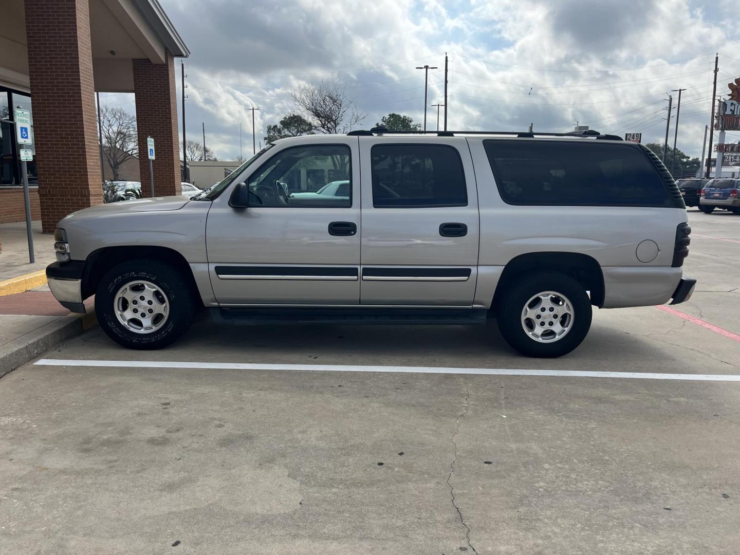 2004 SILVER /gray Chevrolet Suburban 1500 2WD (3GNEC16Z04G) with an 5.3L V8 OHV 16V FFV engine, 4-Speed Automatic Overdrive transmission, located at 14700 Tomball Parkway 249, Houston, TX, 77086, (281) 444-2200, 29.928619, -95.504074 - Photo#3