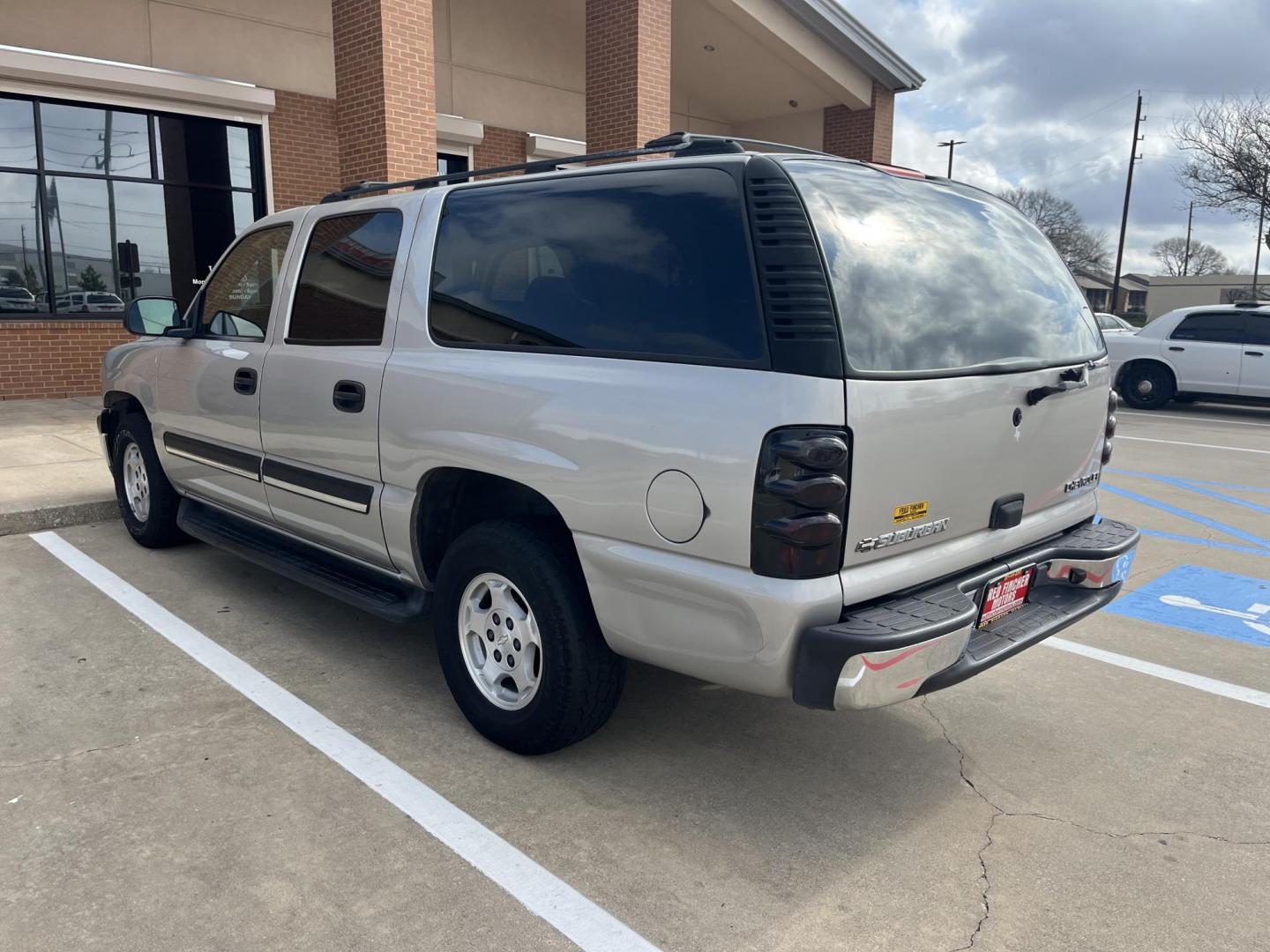 2004 SILVER /gray Chevrolet Suburban 1500 2WD (3GNEC16Z04G) with an 5.3L V8 OHV 16V FFV engine, 4-Speed Automatic Overdrive transmission, located at 14700 Tomball Parkway 249, Houston, TX, 77086, (281) 444-2200, 29.928619, -95.504074 - Photo#4