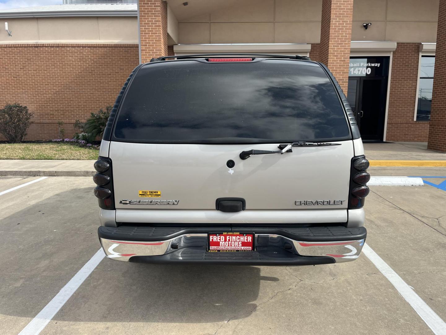 2004 SILVER /gray Chevrolet Suburban 1500 2WD (3GNEC16Z04G) with an 5.3L V8 OHV 16V FFV engine, 4-Speed Automatic Overdrive transmission, located at 14700 Tomball Parkway 249, Houston, TX, 77086, (281) 444-2200, 29.928619, -95.504074 - Photo#5