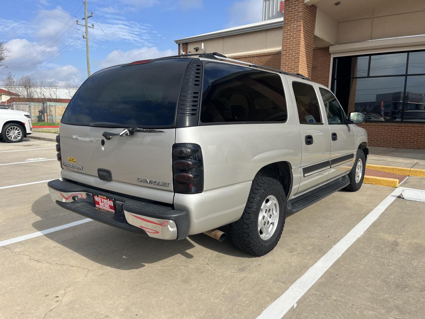 2004 SILVER /gray Chevrolet Suburban 1500 2WD (3GNEC16Z04G) with an 5.3L V8 OHV 16V FFV engine, 4-Speed Automatic Overdrive transmission, located at 14700 Tomball Parkway 249, Houston, TX, 77086, (281) 444-2200, 29.928619, -95.504074 - Photo#6
