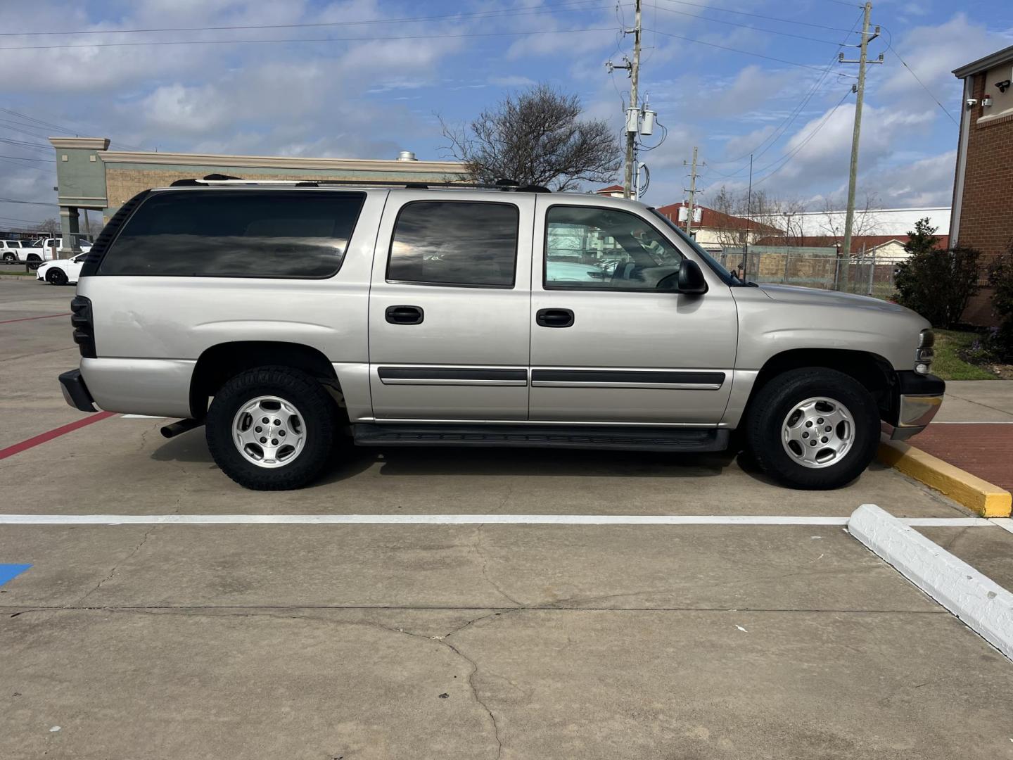 2004 SILVER /gray Chevrolet Suburban 1500 2WD (3GNEC16Z04G) with an 5.3L V8 OHV 16V FFV engine, 4-Speed Automatic Overdrive transmission, located at 14700 Tomball Parkway 249, Houston, TX, 77086, (281) 444-2200, 29.928619, -95.504074 - Photo#7