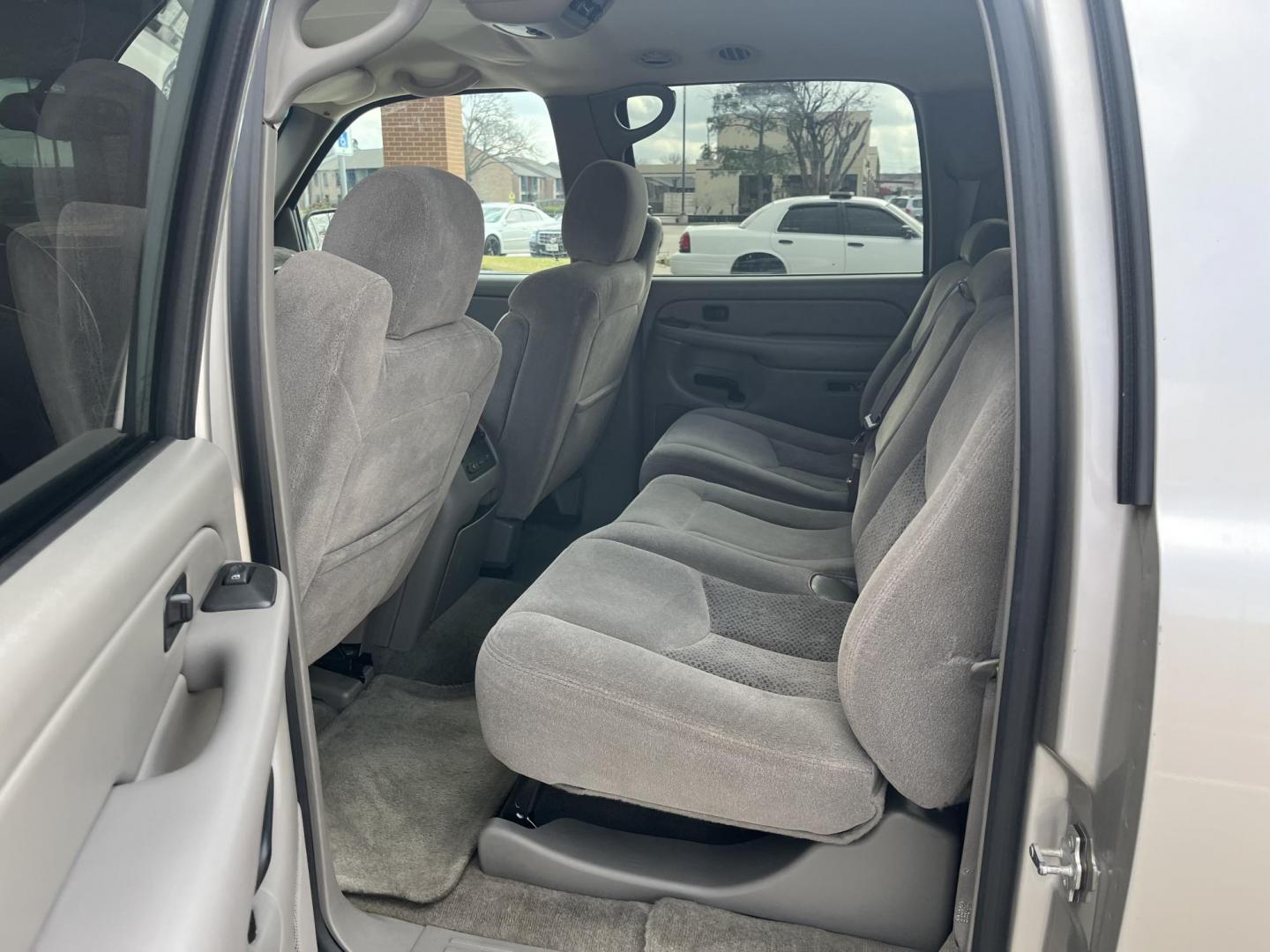 2004 SILVER /gray Chevrolet Suburban 1500 2WD (3GNEC16Z04G) with an 5.3L V8 OHV 16V FFV engine, 4-Speed Automatic Overdrive transmission, located at 14700 Tomball Parkway 249, Houston, TX, 77086, (281) 444-2200, 29.928619, -95.504074 - Photo#8