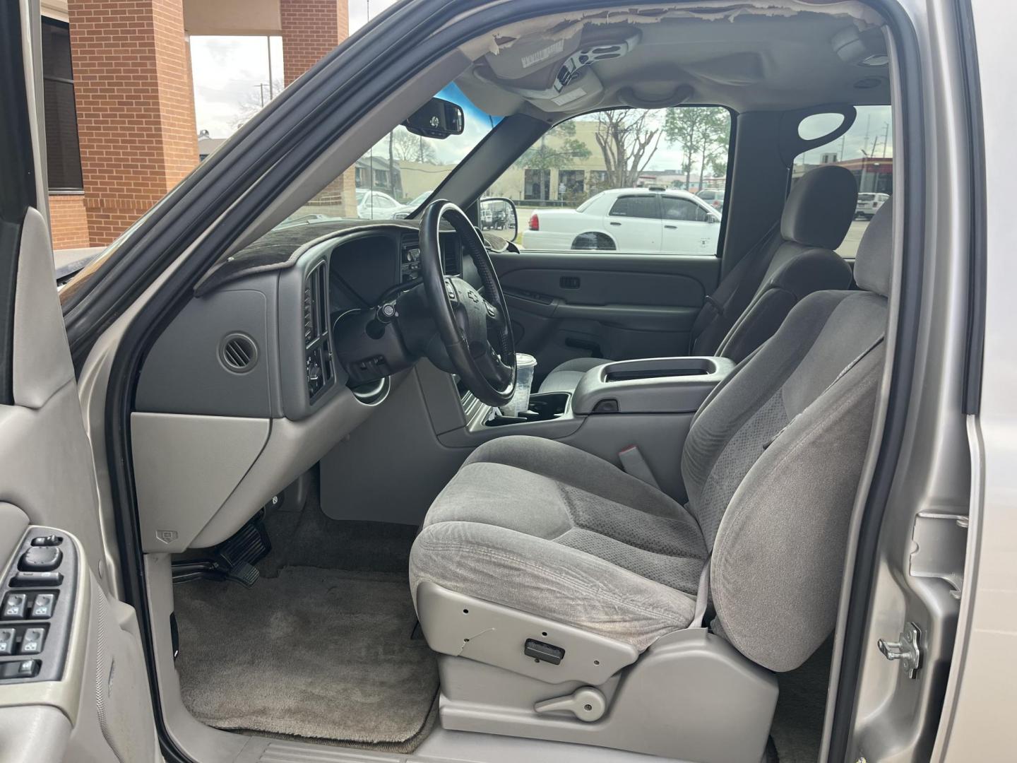 2004 SILVER /gray Chevrolet Suburban 1500 2WD (3GNEC16Z04G) with an 5.3L V8 OHV 16V FFV engine, 4-Speed Automatic Overdrive transmission, located at 14700 Tomball Parkway 249, Houston, TX, 77086, (281) 444-2200, 29.928619, -95.504074 - Photo#9