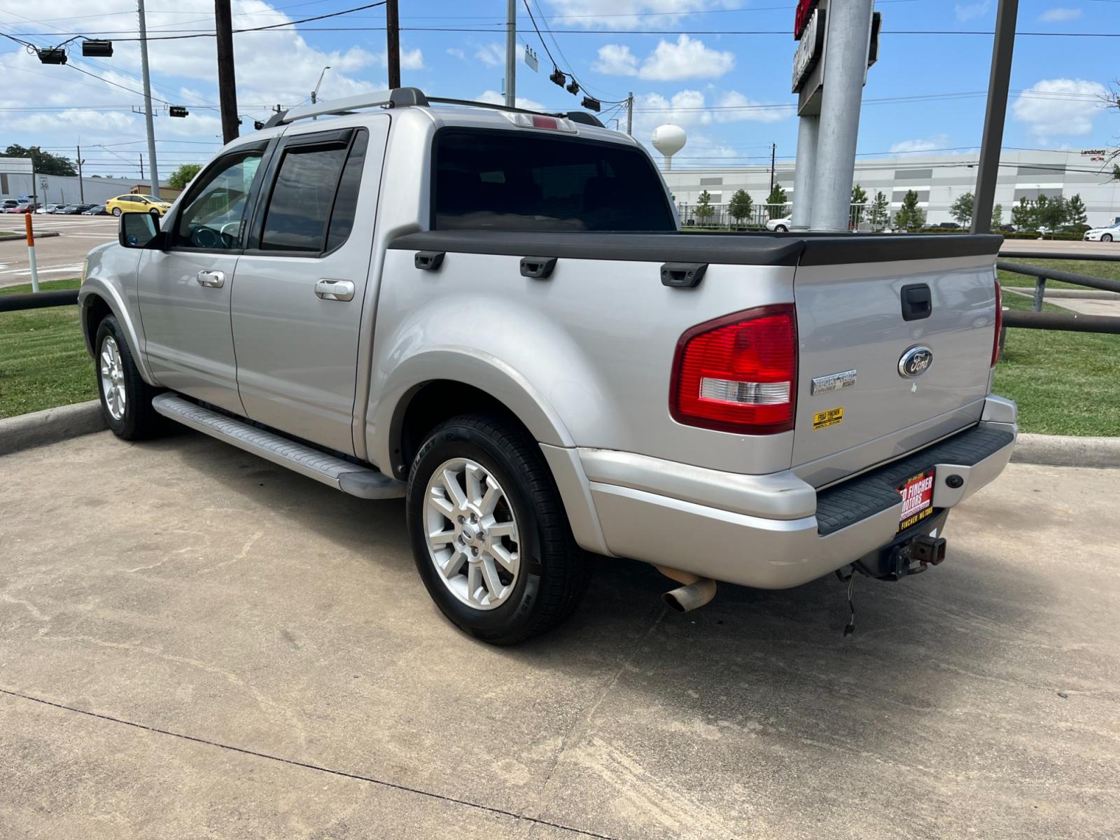 2007 SILVER /black Ford Explorer Sport Trac Limited 4.0L 2WD (1FMEU33K27U) with an 4.0L V6 SOHC 12V FFV engine, 5-Speed Automatic transmission, located at 14700 Tomball Parkway 249, Houston, TX, 77086, (281) 444-2200, 29.928619, -95.504074 - Photo #4