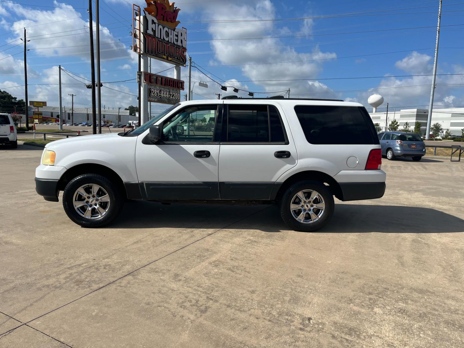 2004 white /gray Ford Expedition XLS 4.6L 2WD (1FMRU13W34L) with an 4.6L V8 SOHC 16V engine, 4-Speed Automatic Overdrive transmission, located at 14700 Tomball Parkway 249, Houston, TX, 77086, (281) 444-2200, 29.928619, -95.504074 - Photo #3
