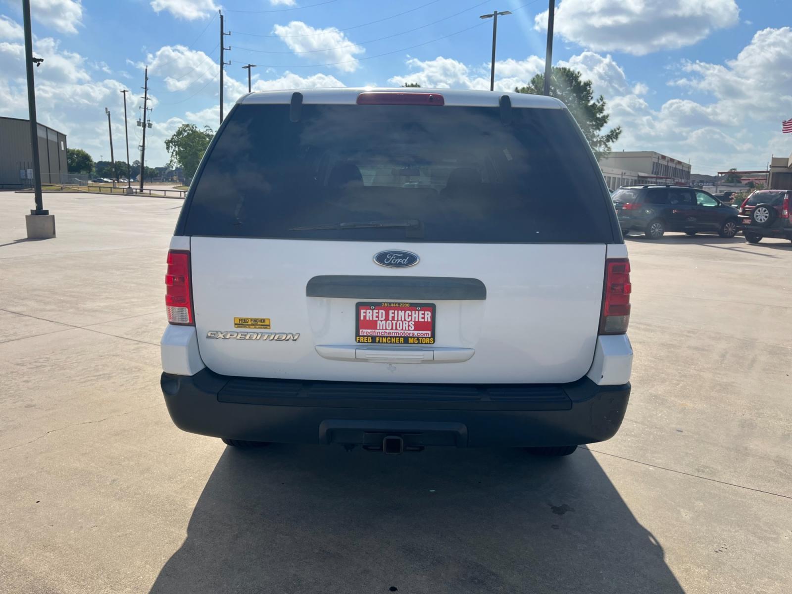 2004 white /gray Ford Expedition XLS 4.6L 2WD (1FMRU13W34L) with an 4.6L V8 SOHC 16V engine, 4-Speed Automatic Overdrive transmission, located at 14700 Tomball Parkway 249, Houston, TX, 77086, (281) 444-2200, 29.928619, -95.504074 - Photo #5