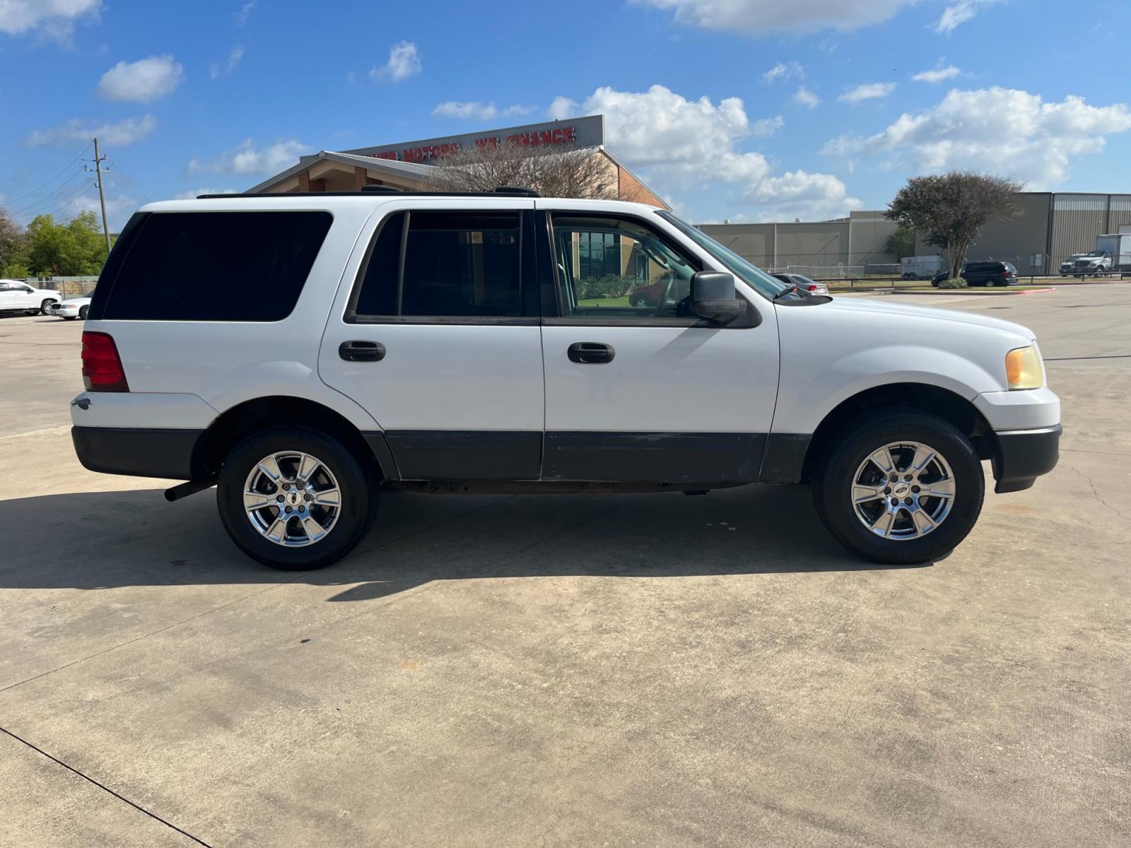2004 white /gray Ford Expedition XLS 4.6L 2WD (1FMRU13W34L) with an 4.6L V8 SOHC 16V engine, 4-Speed Automatic Overdrive transmission, located at 14700 Tomball Parkway 249, Houston, TX, 77086, (281) 444-2200, 29.928619, -95.504074 - Photo #7