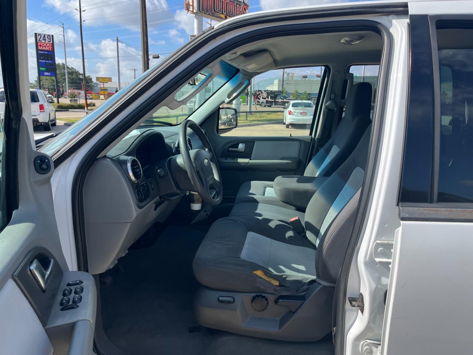 2004 white /gray Ford Expedition XLS 4.6L 2WD (1FMRU13W34L) with an 4.6L V8 SOHC 16V engine, 4-Speed Automatic Overdrive transmission, located at 14700 Tomball Parkway 249, Houston, TX, 77086, (281) 444-2200, 29.928619, -95.504074 - Photo #8
