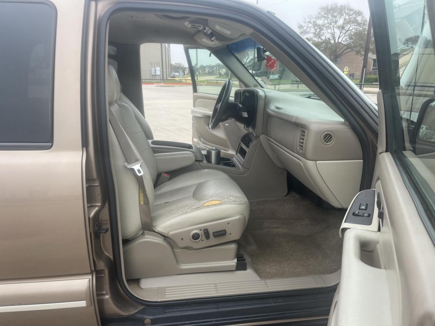2003 GOLD /TAN Chevrolet Tahoe 2WD (1GNEC13Z13R) with an 5.3L V8 OHV 16V FFV engine, 4-Speed Automatic Overdrive transmission, located at 14700 Tomball Parkway 249, Houston, TX, 77086, (281) 444-2200, 29.928619, -95.504074 - Photo#10