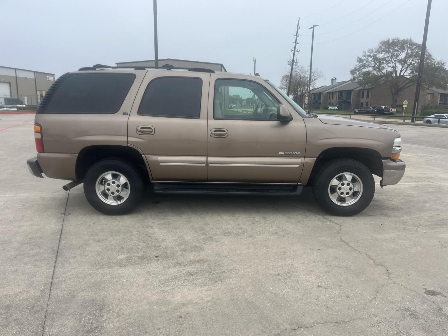 2003 GOLD /TAN Chevrolet Tahoe 2WD (1GNEC13Z13R) with an 5.3L V8 OHV 16V FFV engine, 4-Speed Automatic Overdrive transmission, located at 14700 Tomball Parkway 249, Houston, TX, 77086, (281) 444-2200, 29.928619, -95.504074 - Photo#8