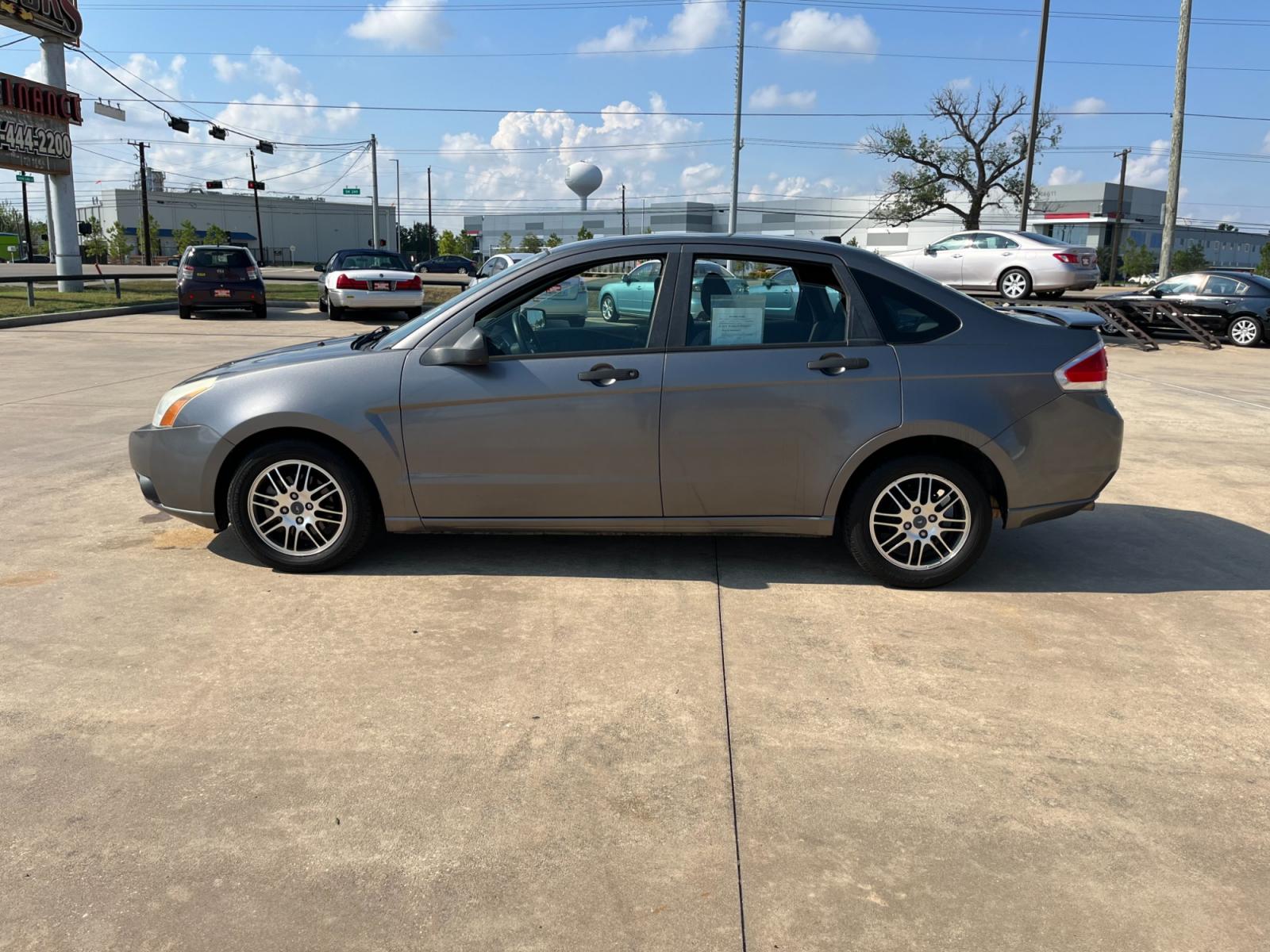 2010 /black Ford Focus SE Sedan (1FAHP3FN5AW) with an 2.0L L4 DOHC 16V engine, Automatic transmission, located at 14700 Tomball Parkway 249, Houston, TX, 77086, (281) 444-2200, 29.928619, -95.504074 - Photo #3