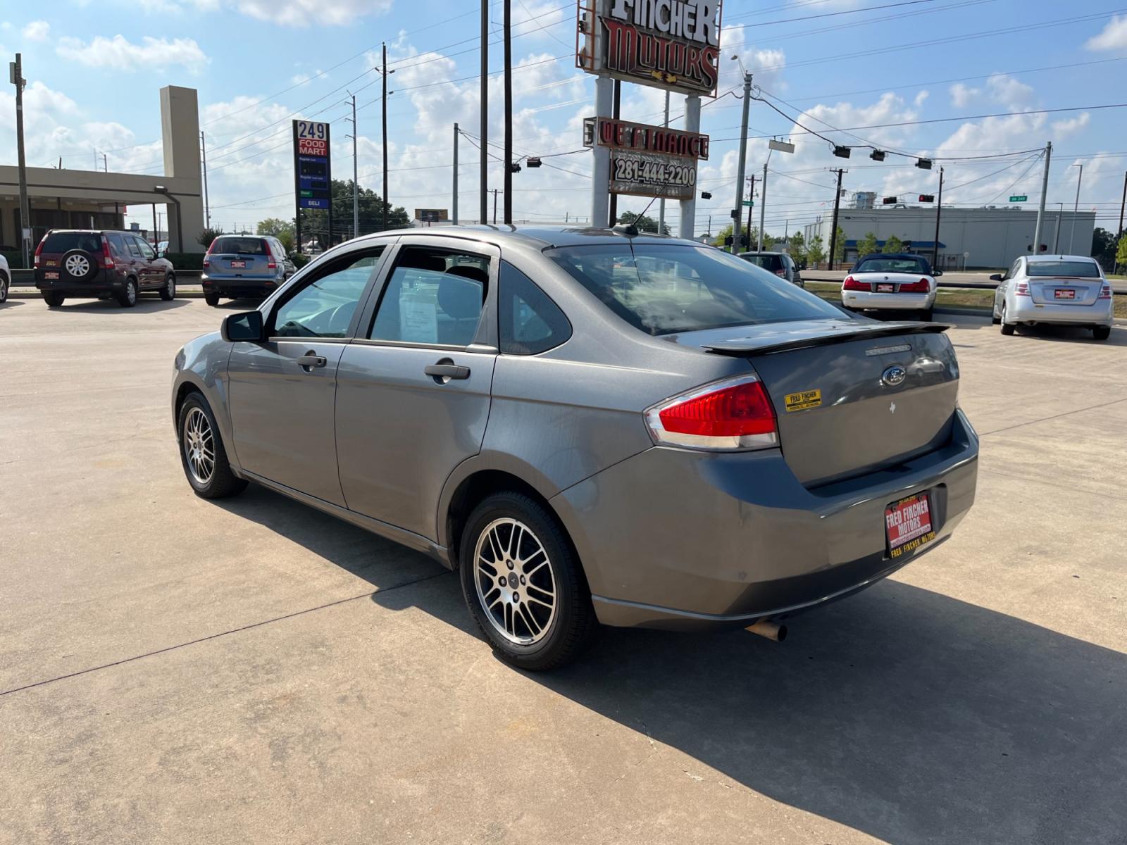 2010 /black Ford Focus SE Sedan (1FAHP3FN5AW) with an 2.0L L4 DOHC 16V engine, Automatic transmission, located at 14700 Tomball Parkway 249, Houston, TX, 77086, (281) 444-2200, 29.928619, -95.504074 - Photo #4
