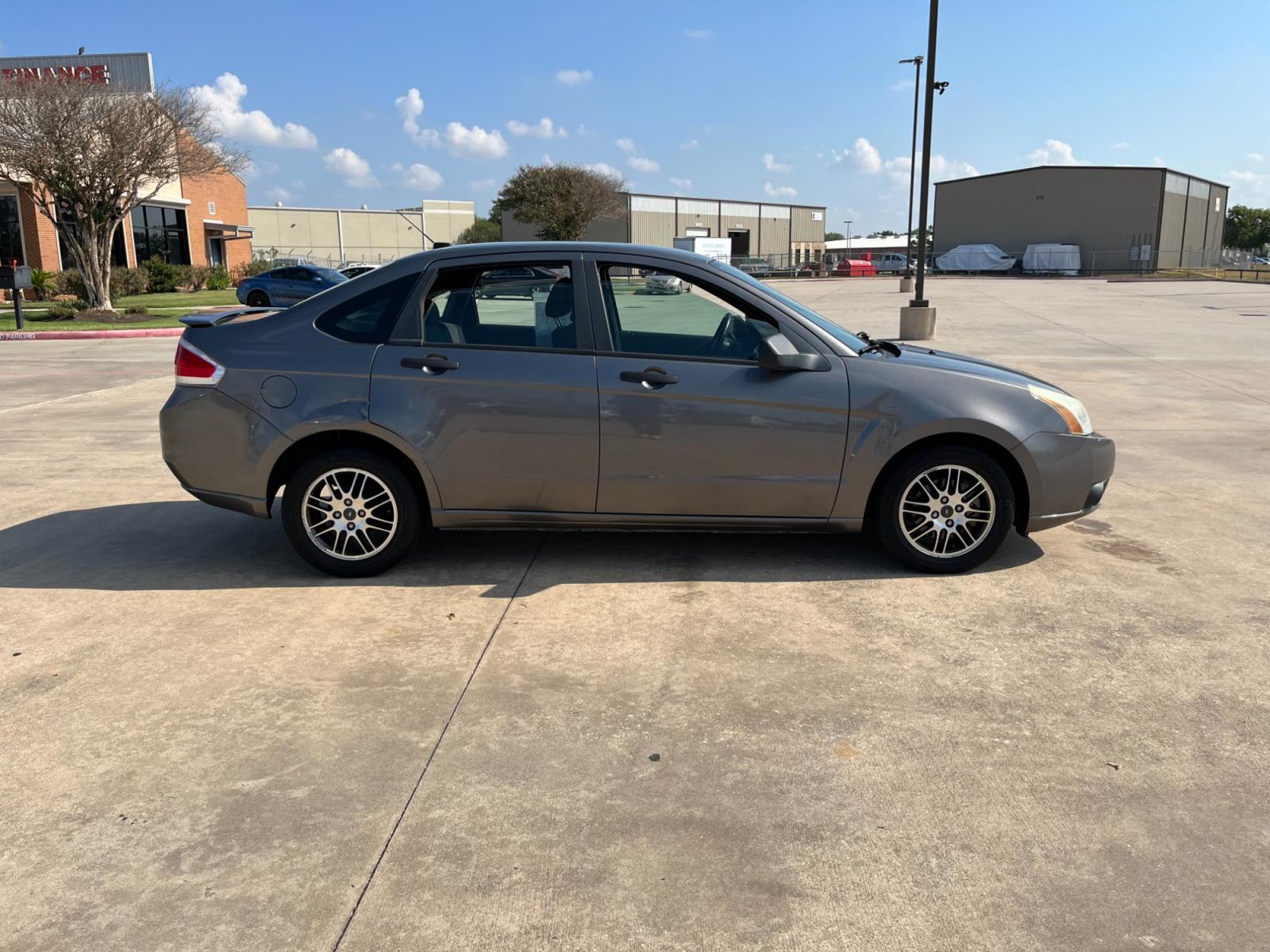 2010 /black Ford Focus SE Sedan (1FAHP3FN5AW) with an 2.0L L4 DOHC 16V engine, Automatic transmission, located at 14700 Tomball Parkway 249, Houston, TX, 77086, (281) 444-2200, 29.928619, -95.504074 - Photo #7