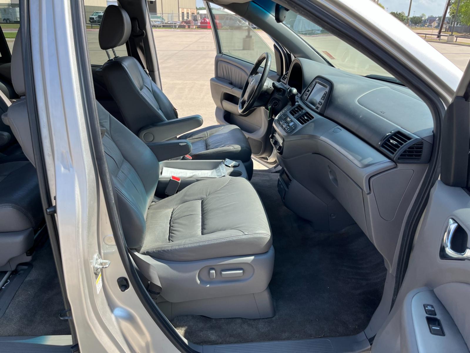 2008 SILVER /gray Honda Odyssey EX-L w/ DVD and Navigation (5FNRL38748B) with an 3.5L V6 SOHC 24V engine, 5-Speed Automatic Overdrive transmission, located at 14700 Tomball Parkway 249, Houston, TX, 77086, (281) 444-2200, 29.928619, -95.504074 - Photo #12