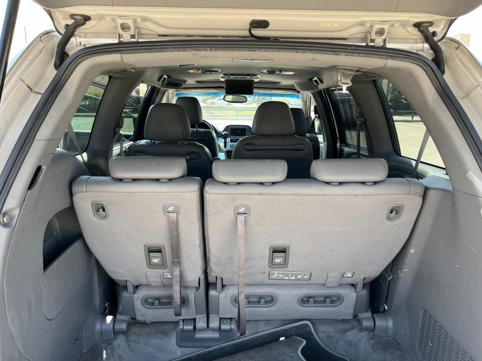 2008 SILVER /gray Honda Odyssey EX-L w/ DVD and Navigation (5FNRL38748B) with an 3.5L V6 SOHC 24V engine, 5-Speed Automatic Overdrive transmission, located at 14700 Tomball Parkway 249, Houston, TX, 77086, (281) 444-2200, 29.928619, -95.504074 - Photo #14