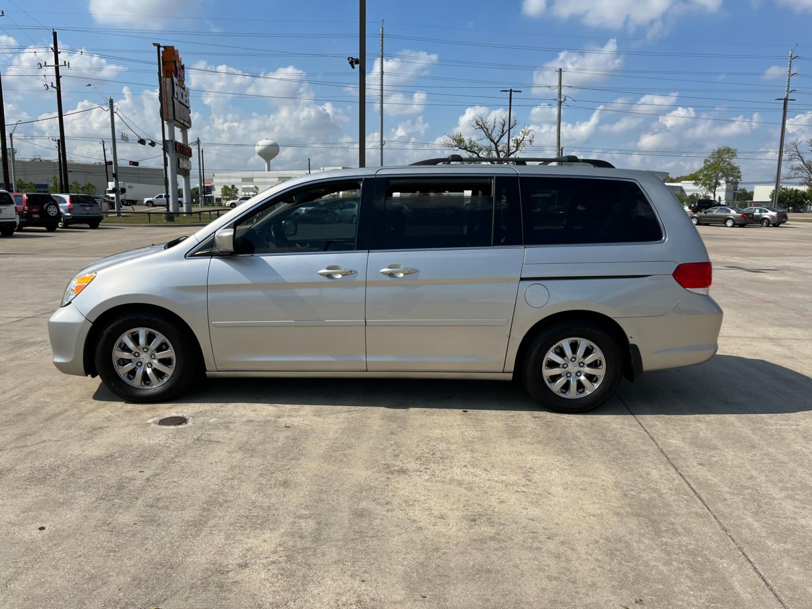 2008 SILVER /gray Honda Odyssey EX-L w/ DVD and Navigation (5FNRL38748B) with an 3.5L V6 SOHC 24V engine, 5-Speed Automatic Overdrive transmission, located at 14700 Tomball Parkway 249, Houston, TX, 77086, (281) 444-2200, 29.928619, -95.504074 - Photo #3
