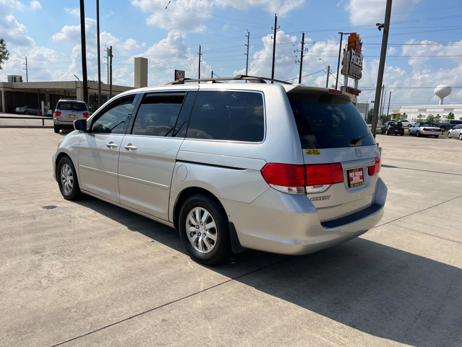 2008 SILVER /gray Honda Odyssey EX-L w/ DVD and Navigation (5FNRL38748B) with an 3.5L V6 SOHC 24V engine, 5-Speed Automatic Overdrive transmission, located at 14700 Tomball Parkway 249, Houston, TX, 77086, (281) 444-2200, 29.928619, -95.504074 - Photo #4
