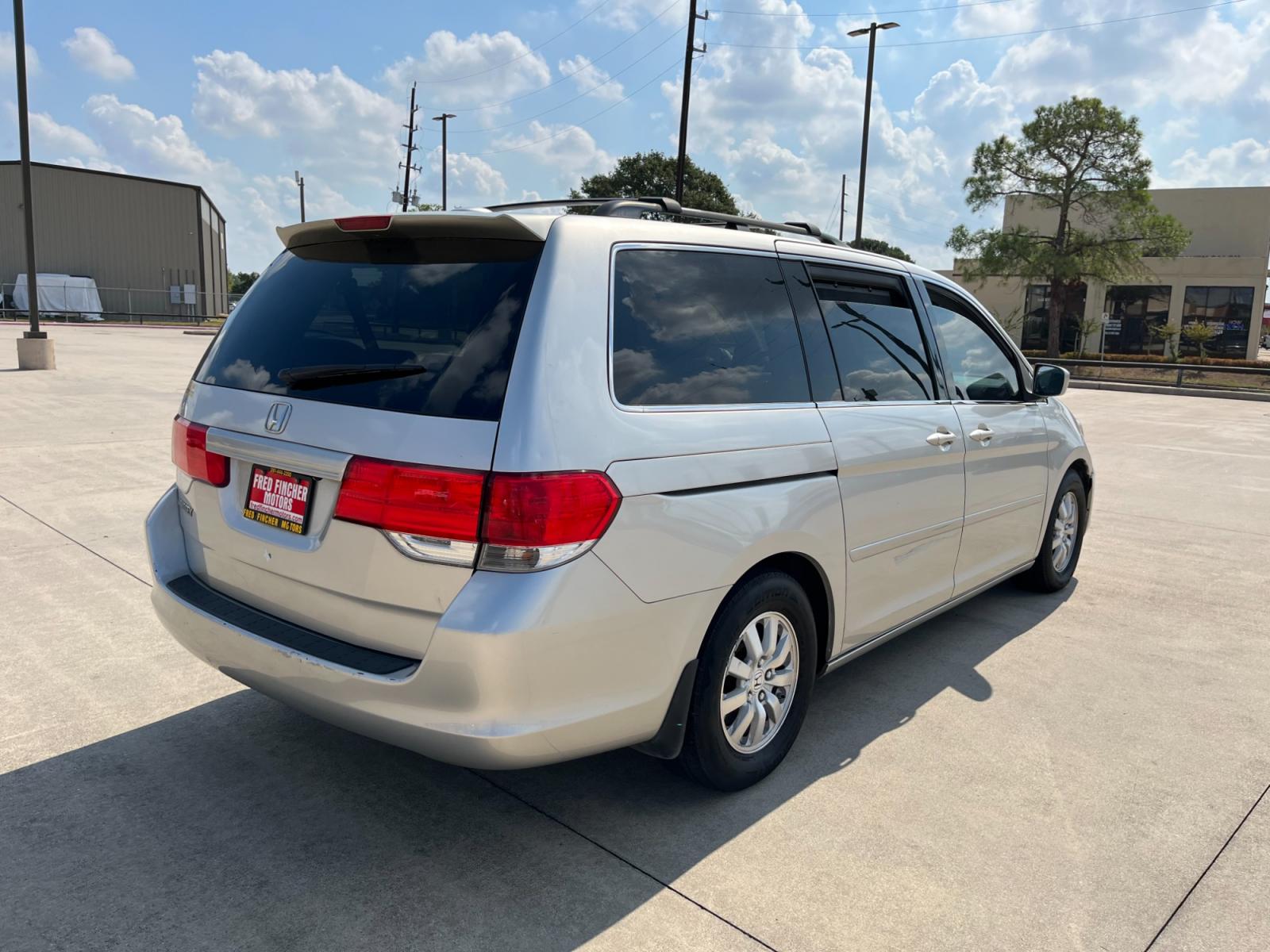 2008 SILVER /gray Honda Odyssey EX-L w/ DVD and Navigation (5FNRL38748B) with an 3.5L V6 SOHC 24V engine, 5-Speed Automatic Overdrive transmission, located at 14700 Tomball Parkway 249, Houston, TX, 77086, (281) 444-2200, 29.928619, -95.504074 - Photo #6