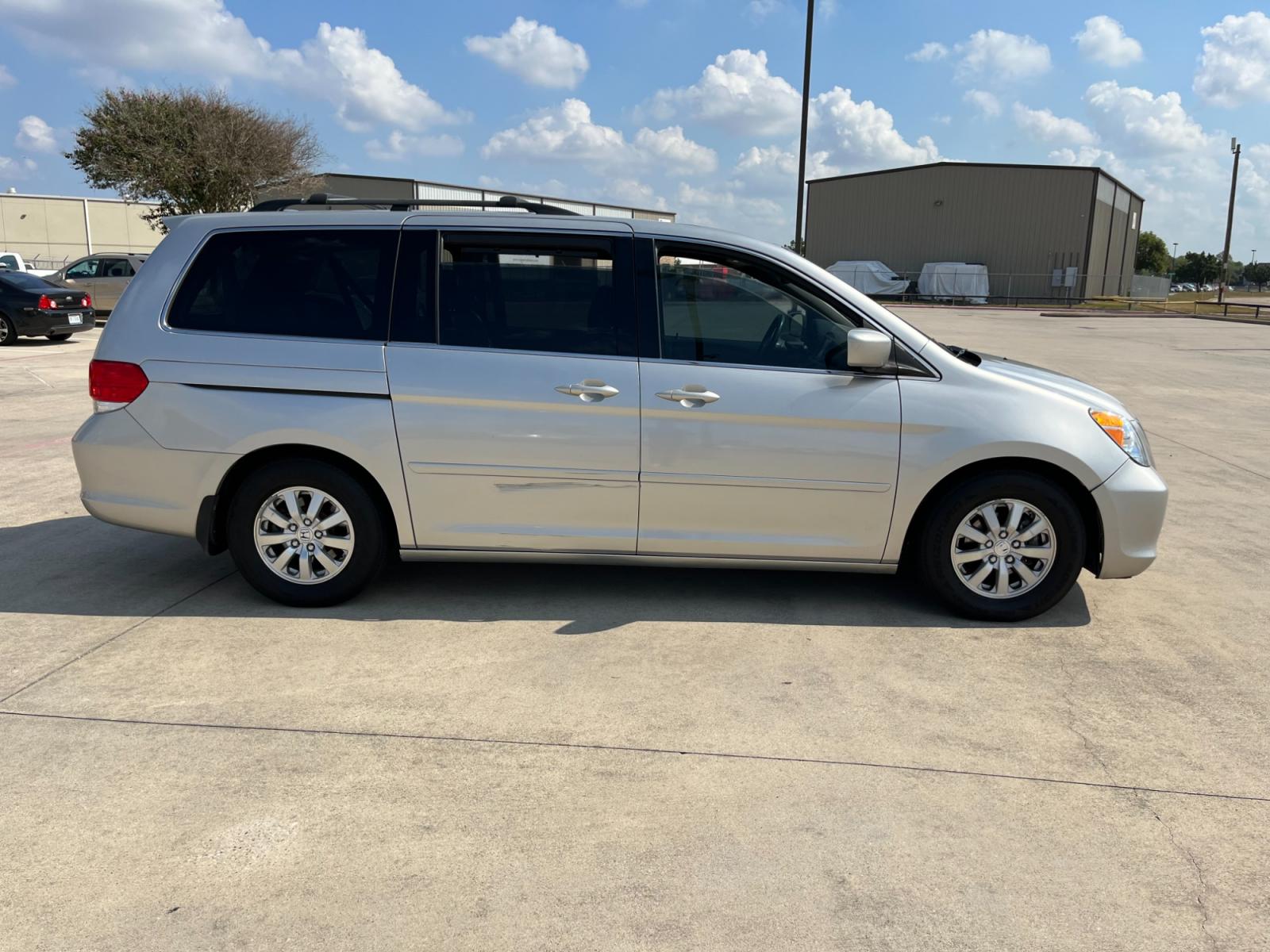 2008 SILVER /gray Honda Odyssey EX-L w/ DVD and Navigation (5FNRL38748B) with an 3.5L V6 SOHC 24V engine, 5-Speed Automatic Overdrive transmission, located at 14700 Tomball Parkway 249, Houston, TX, 77086, (281) 444-2200, 29.928619, -95.504074 - Photo #7